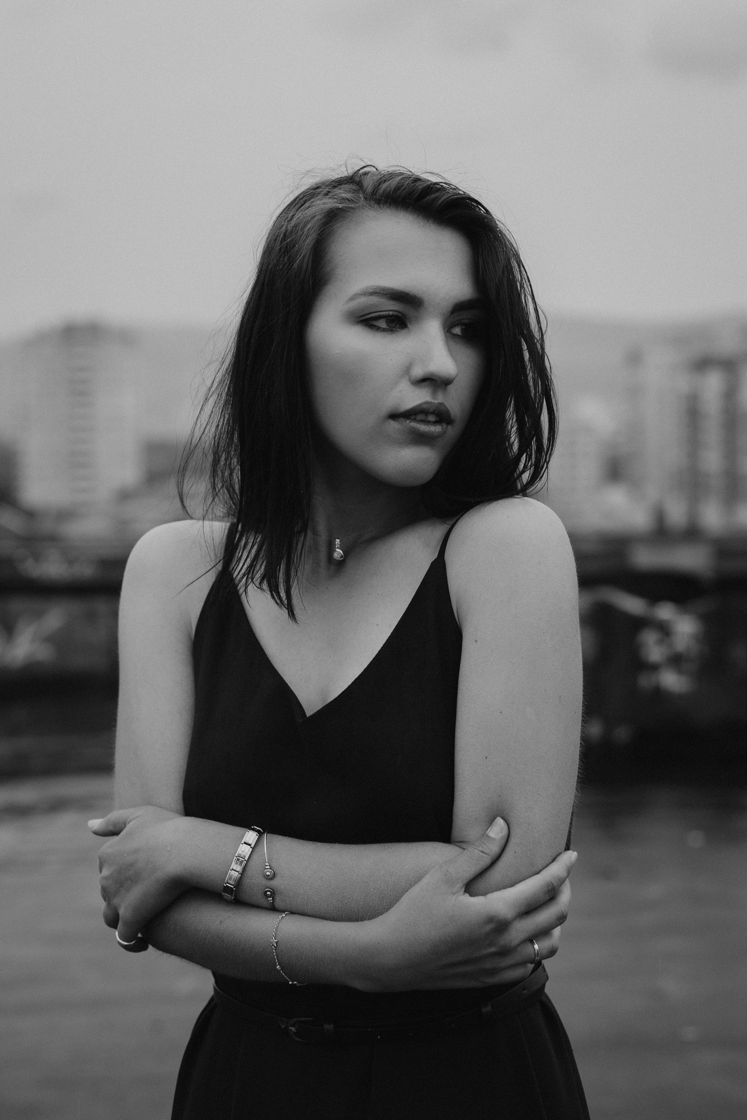 Черно-белая женская фотосессия на крыше в Красноярске