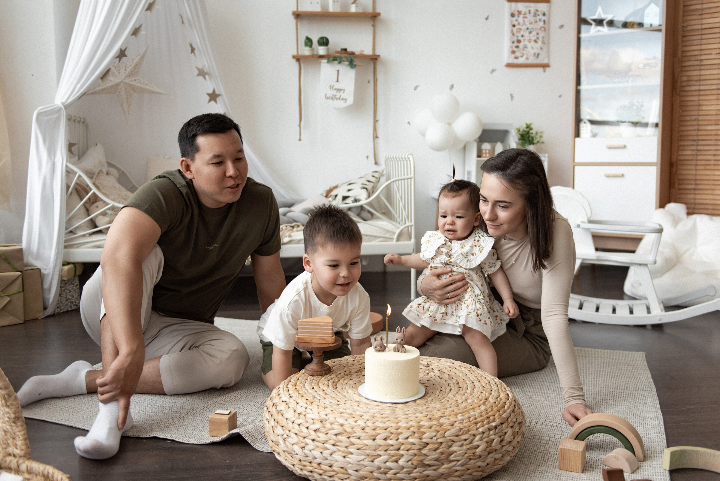 семейная фотосессия в студии на годик