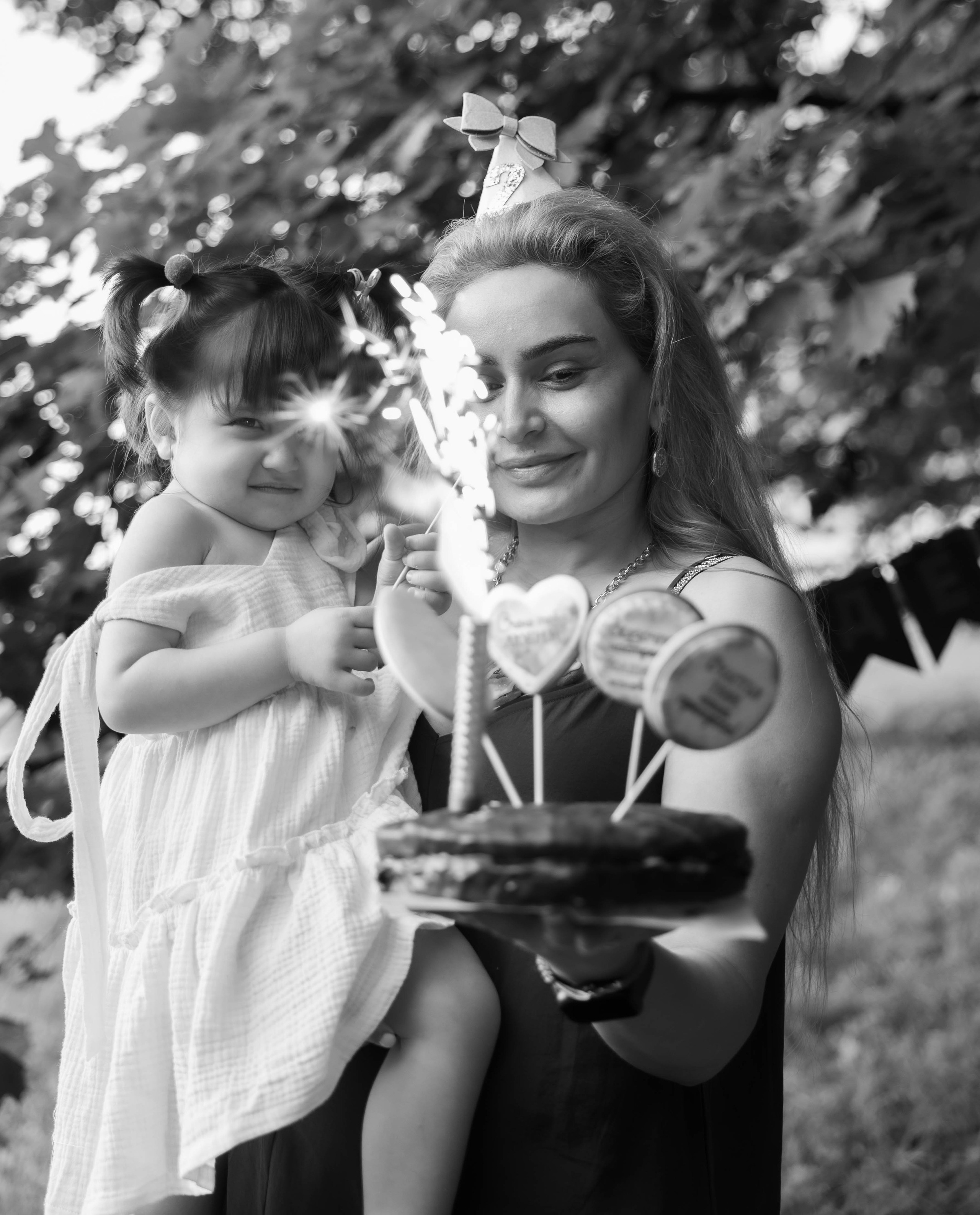 Прогулка мамы и дочки в парке