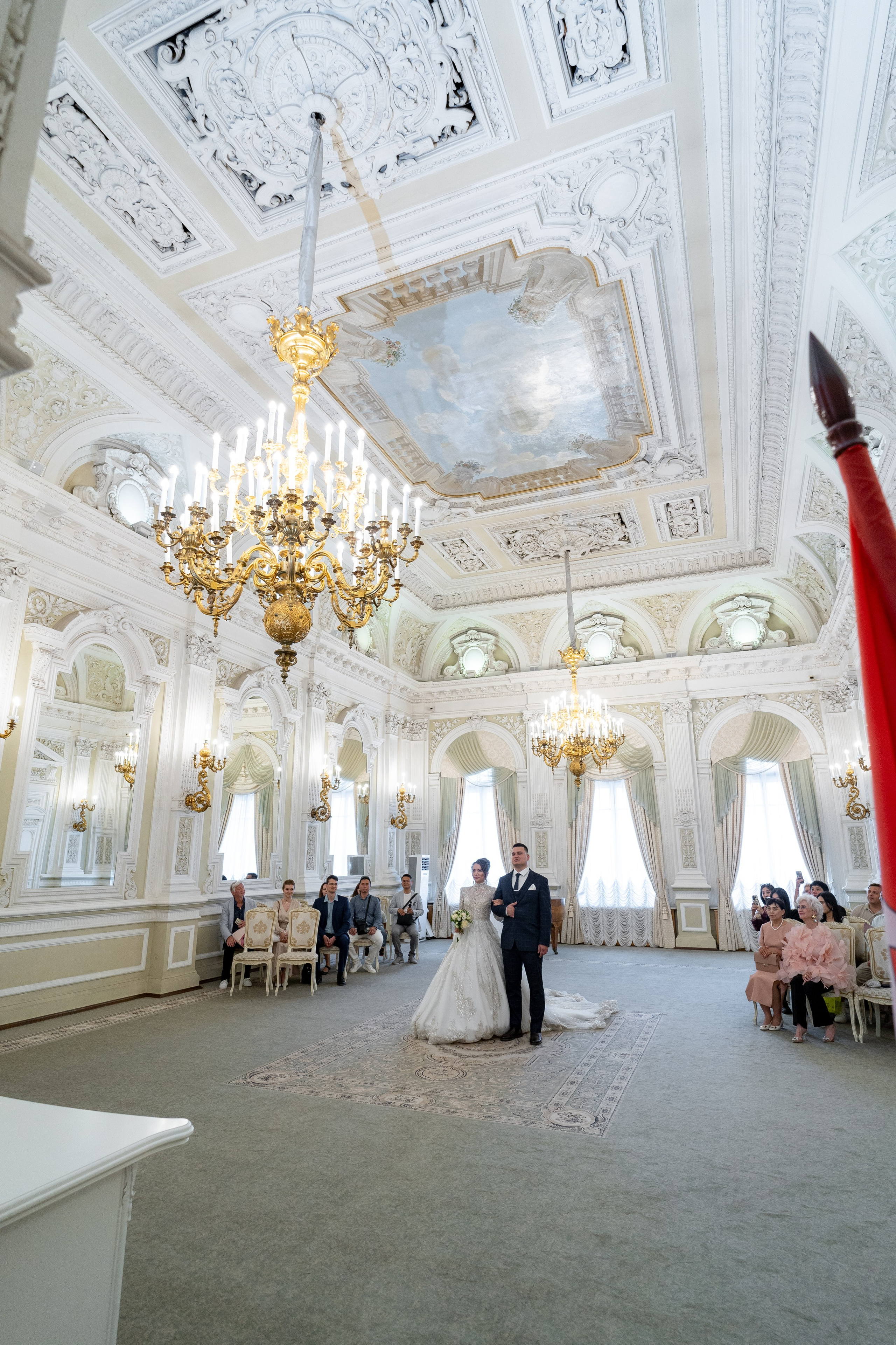 Свадебная фотосессия в Эрмитаже и на катере. Свадебный фотограф Александр Невский в Санкт-Петербурге