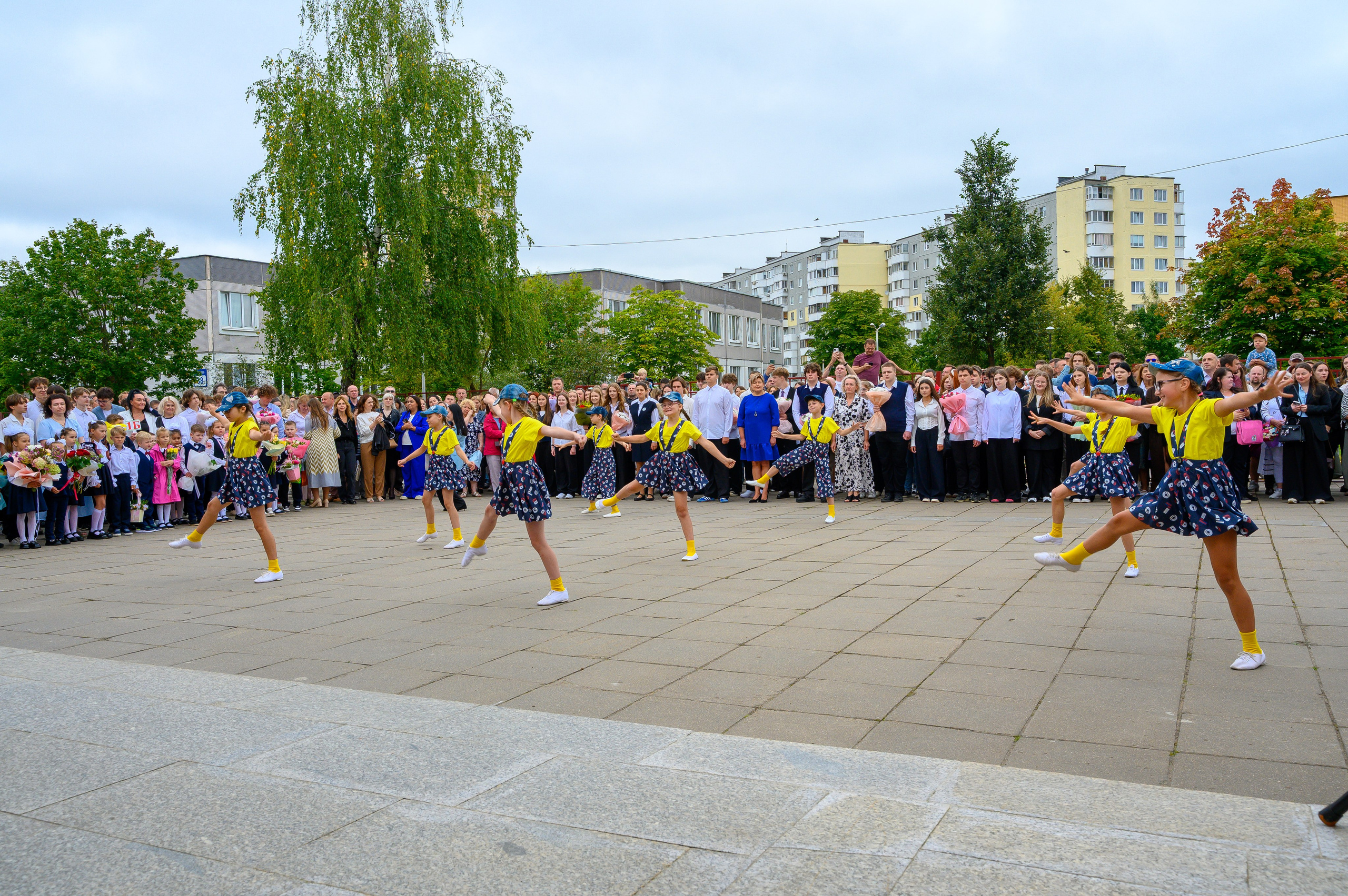 Вот звучит первый звонок, перед этим долгое приготовление к новому этапу в жизни, Яромир идет в школу. Фотоуслуги, услуги фотографа, фотографирование важных событий