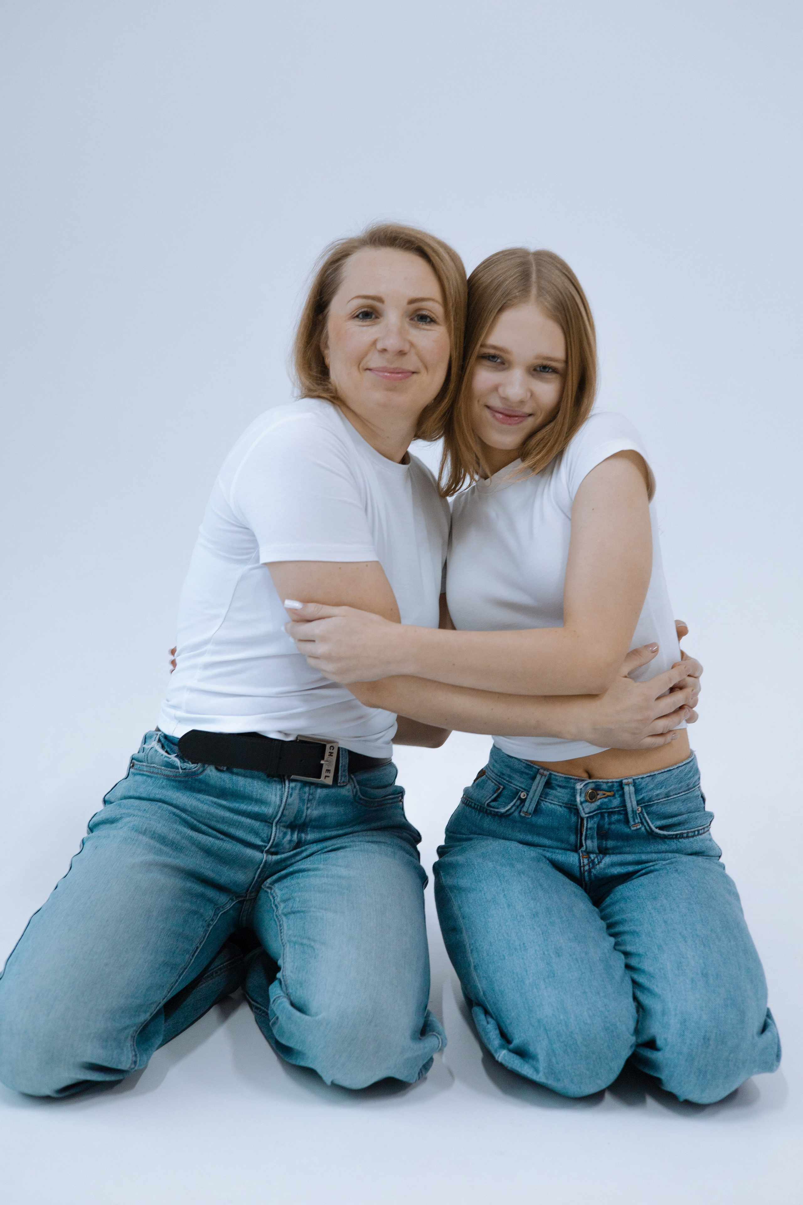 семейная фотосессия, студийная фотосъемка, мама и дочка