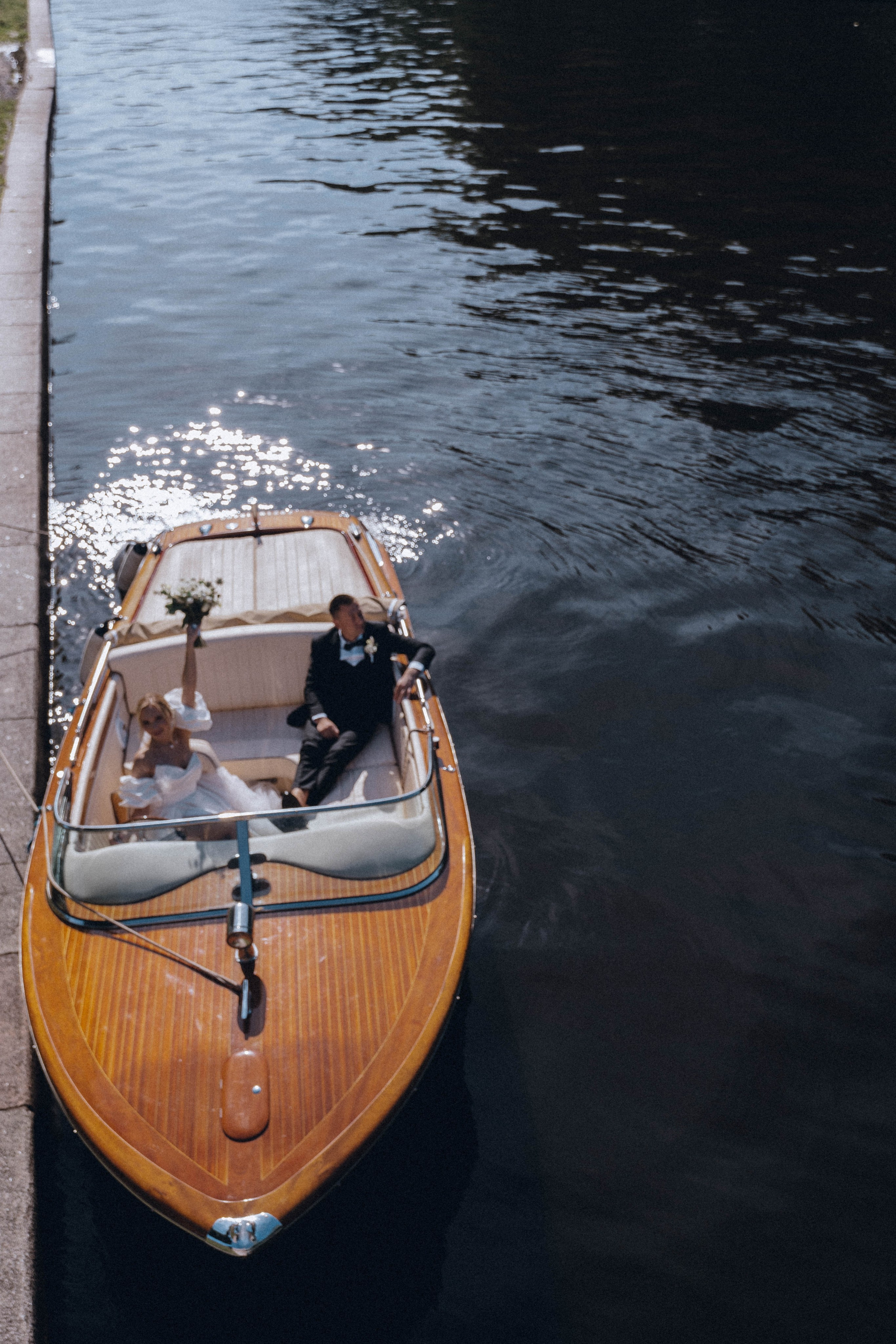 СВАДЕНБНАЯ СЬЕМКА НА КАТЕРЕ ПО КАНАЛАМ САНКТ-ПЕТЕРБУРГА И В АКВАТОРИИ НЕВЫ. Профессиональный фотограф, Санкт-Петербург — Виктория Богомолова