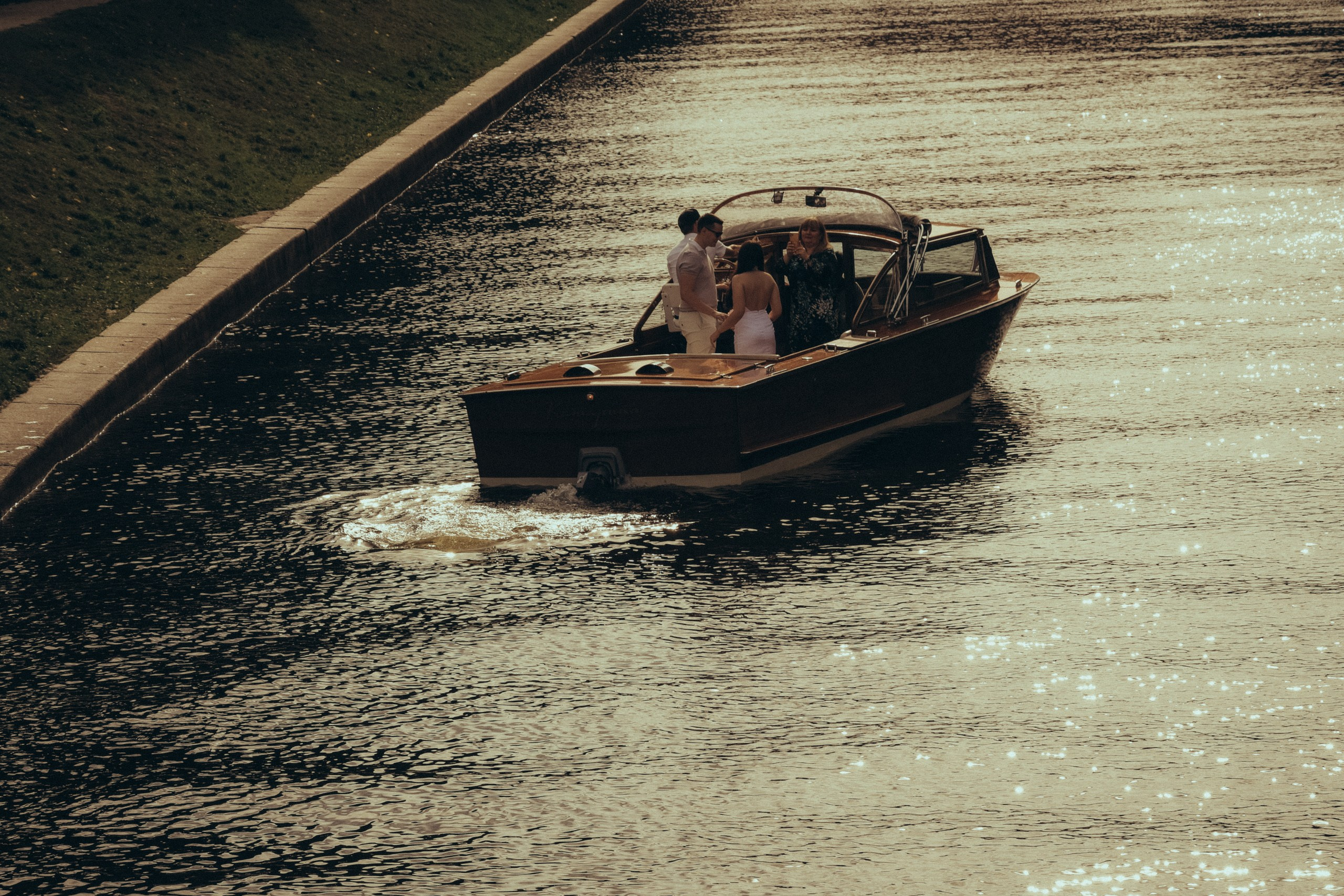 СВАДЕНБНАЯ СЬЕМКА НА КАТЕРЕ ПО КАНАЛАМ САНКТ-ПЕТЕРБУРГА И В АКВАТОРИИ НЕВЫ. Профессиональный фотограф, Санкт-Петербург — Виктория Богомолова