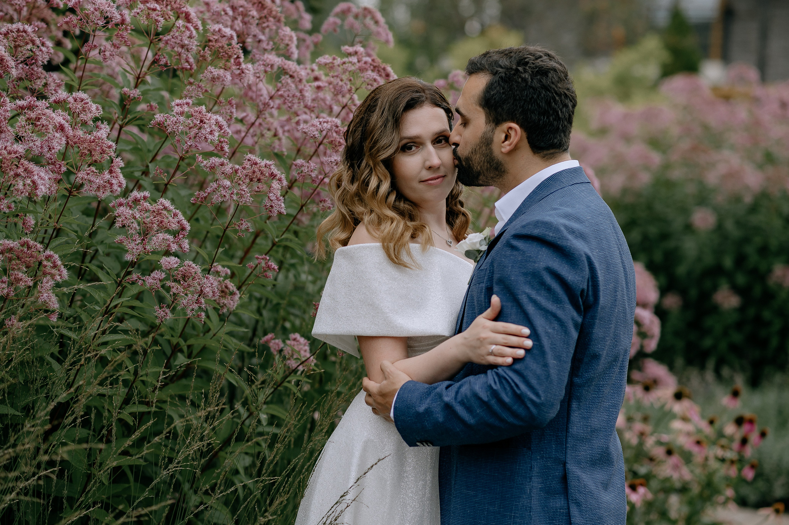 Жених и невеста на прогулке в Артиленд