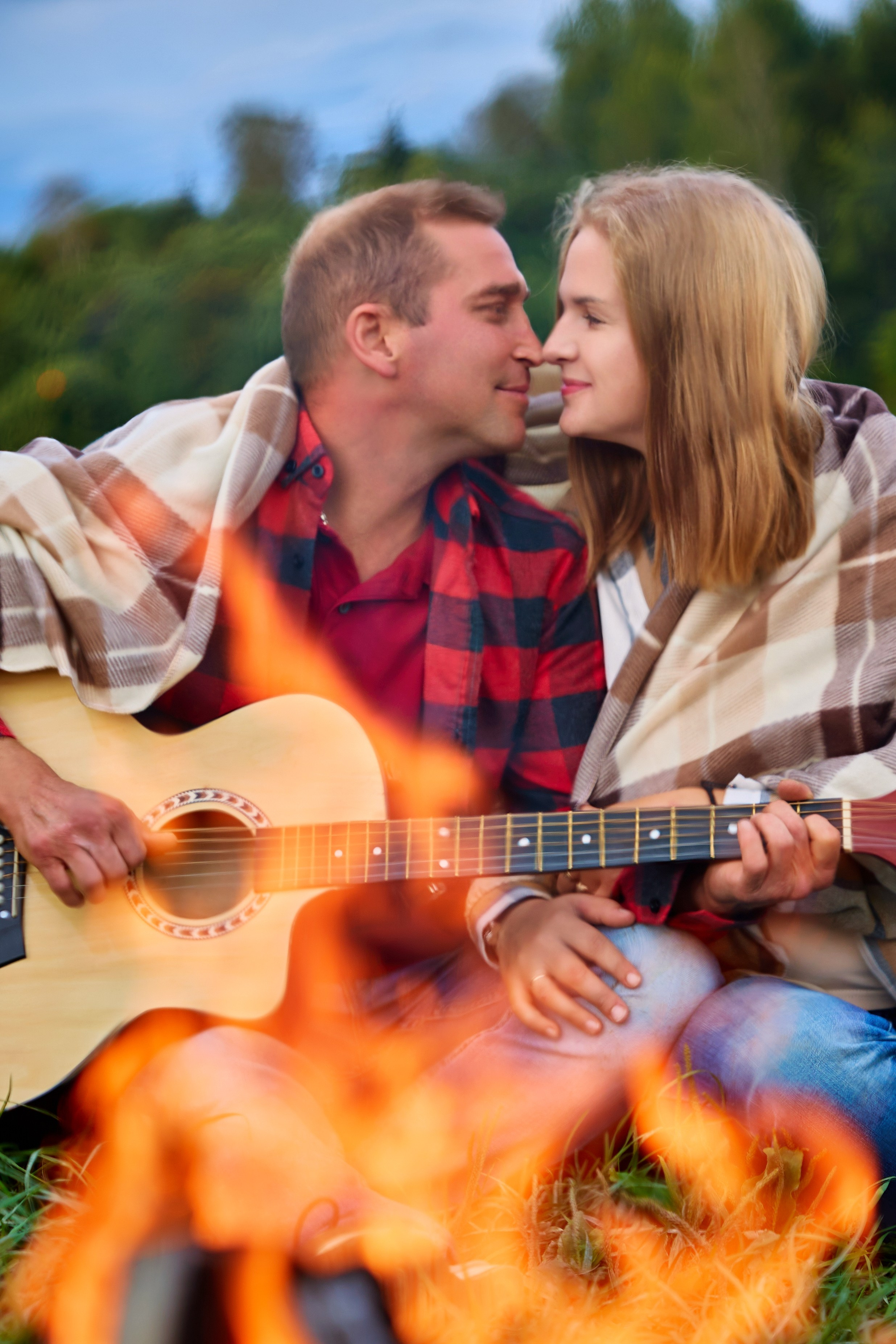 Лав-стори. У костра. Алексей и Евгения. Фотограф Люся Воробьева