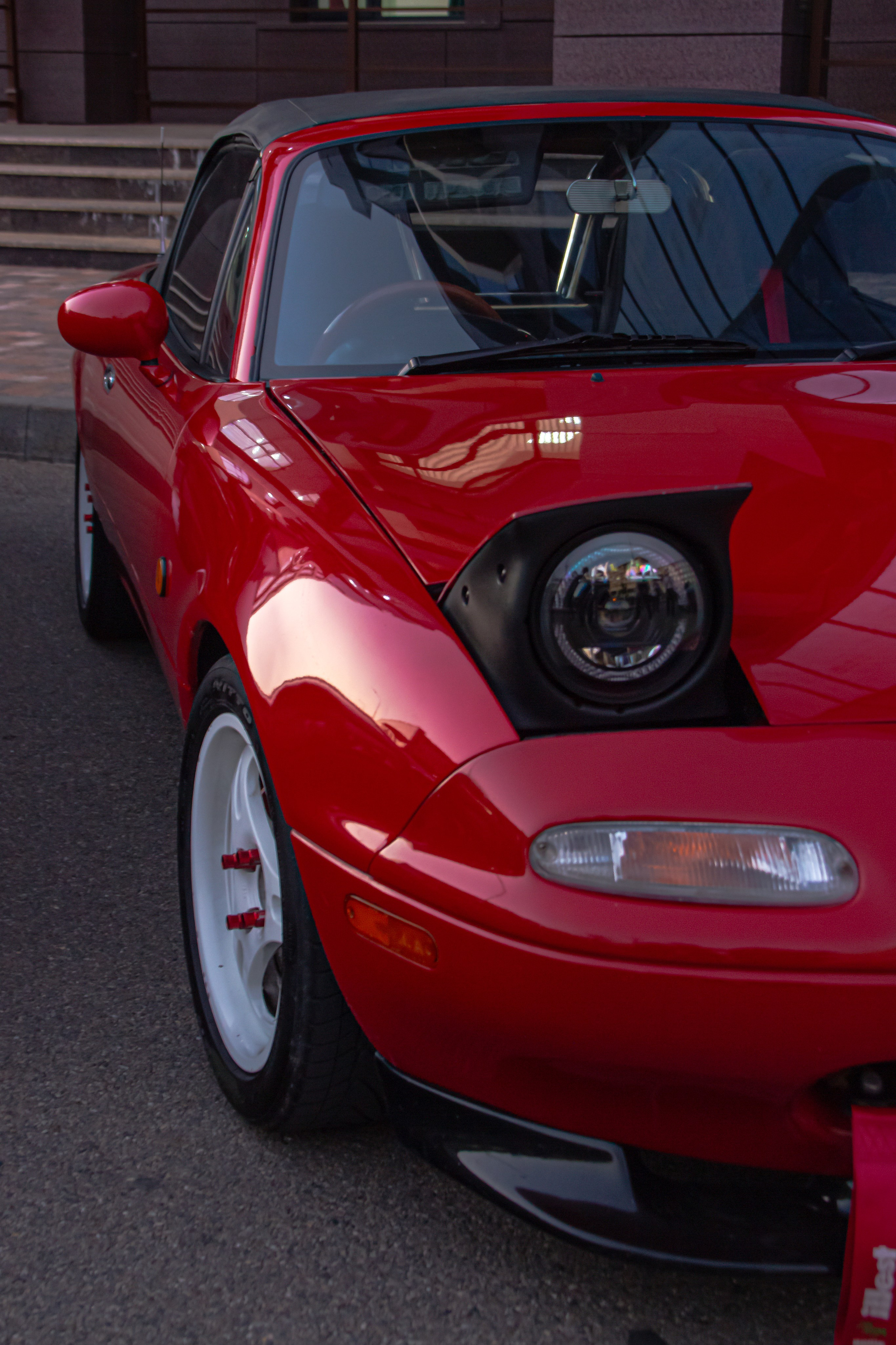 Фото Mazda MX-5 Miata (Eunos Roadster) NA: красный родстер