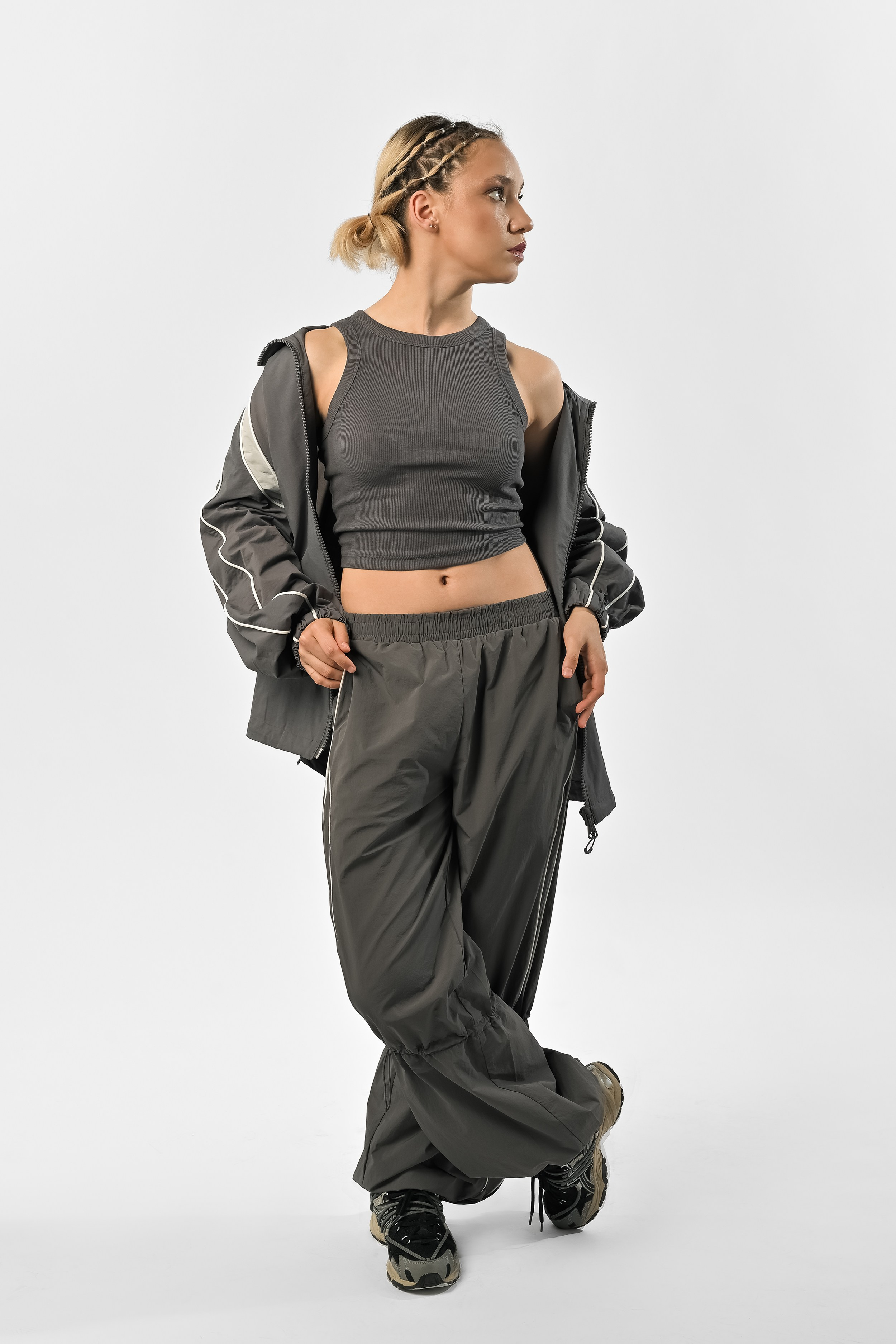 Минималистичная фотосессия одежды на белом фоне от Алексея Клейменова