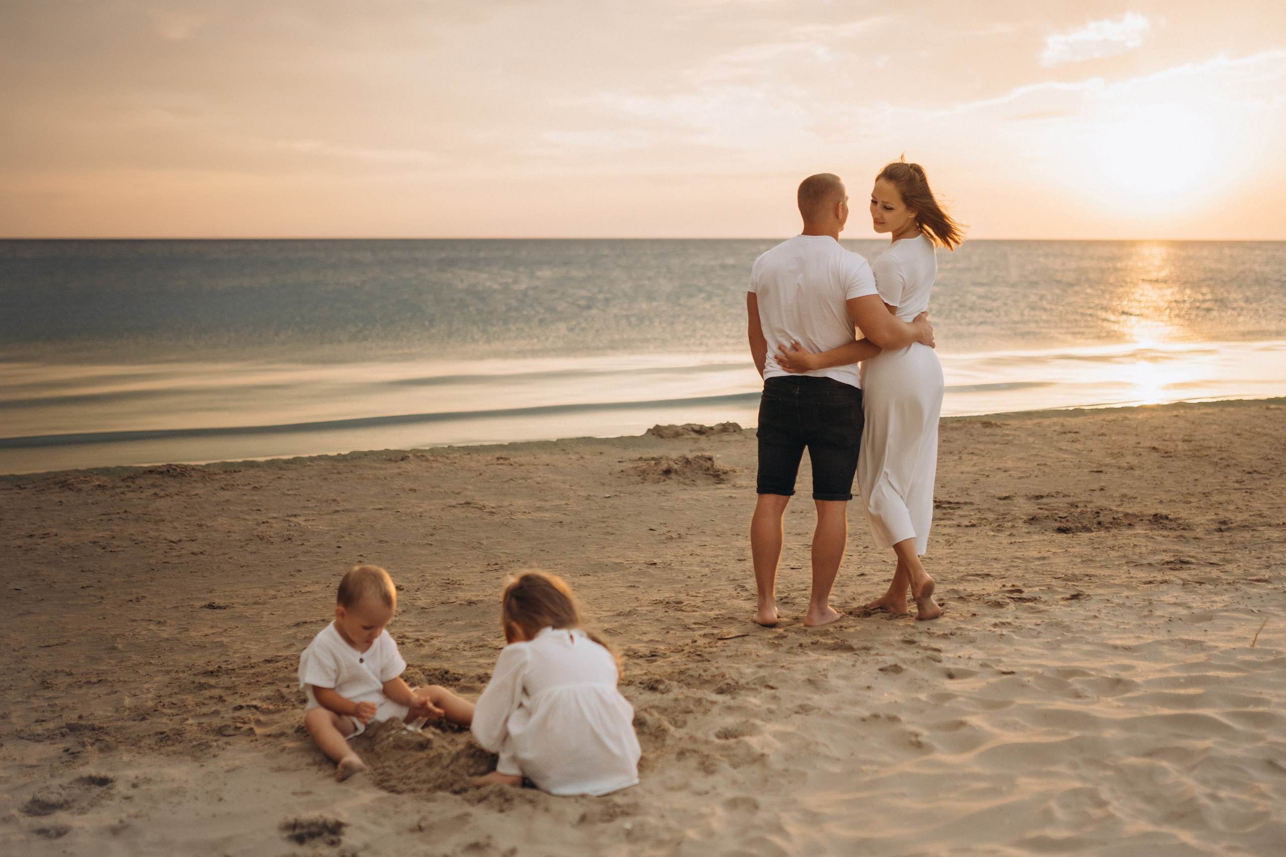 Фотограф Голубицкой сделал кадр - семейный мастер-класс по лепке пирожков с вишней на пляже, фотограф Голубицкая