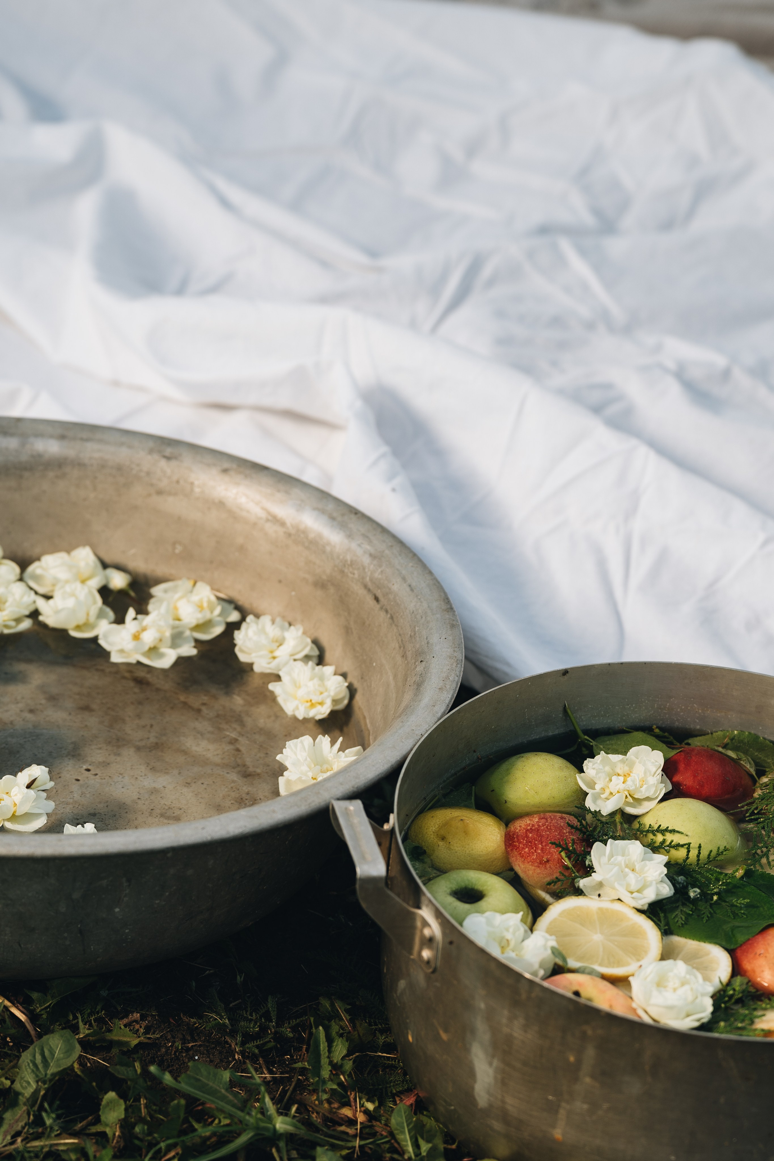 Красивые декорации для семейной фотосессии на природе,