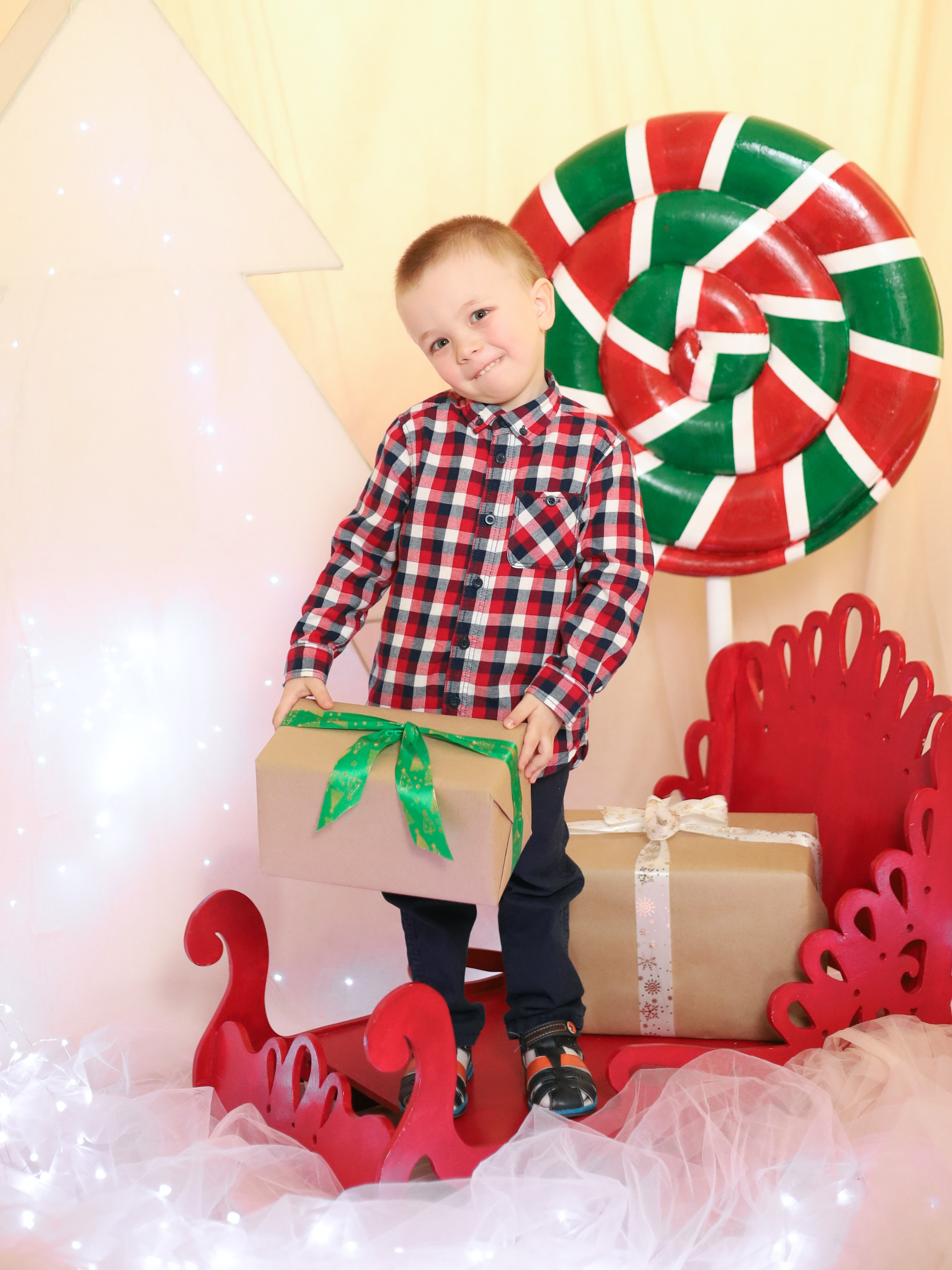 Общее фото в детском саду с выездным реквизитом в Тюмени. Выпускные альбомы в Тюмени для школ, садов, вузов спортивных секций