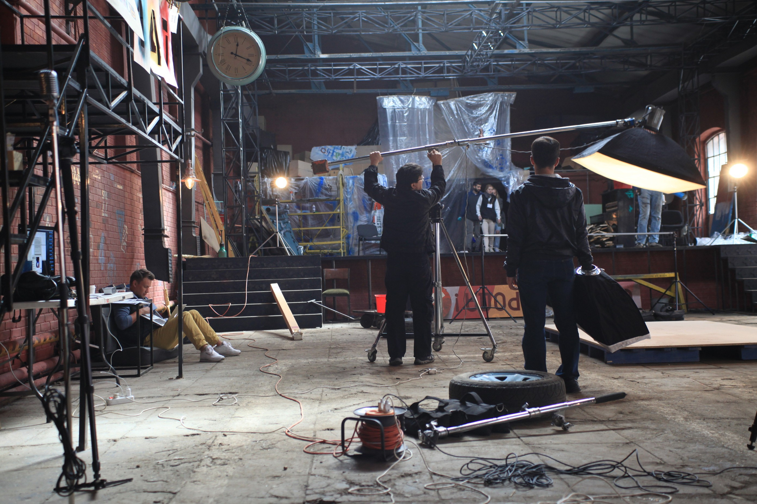 BACKSTAGE. Www.apowerstudio.com