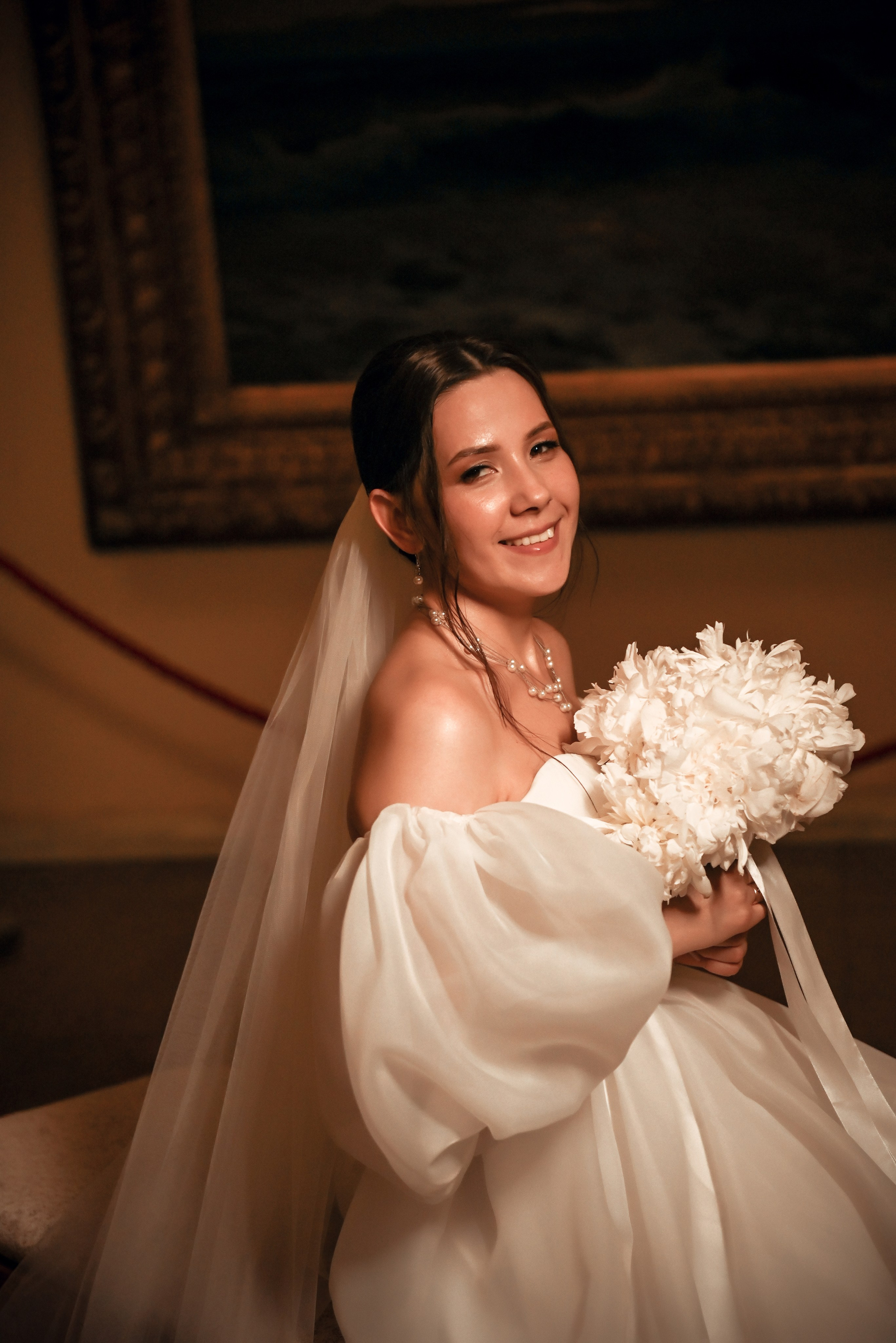 Небольшая свадебная серия в музее и прогулкой под дождем Эльмиры и Ризата. Свадебный, семейный, детский, контент фотограф в Омске Максим Ильин