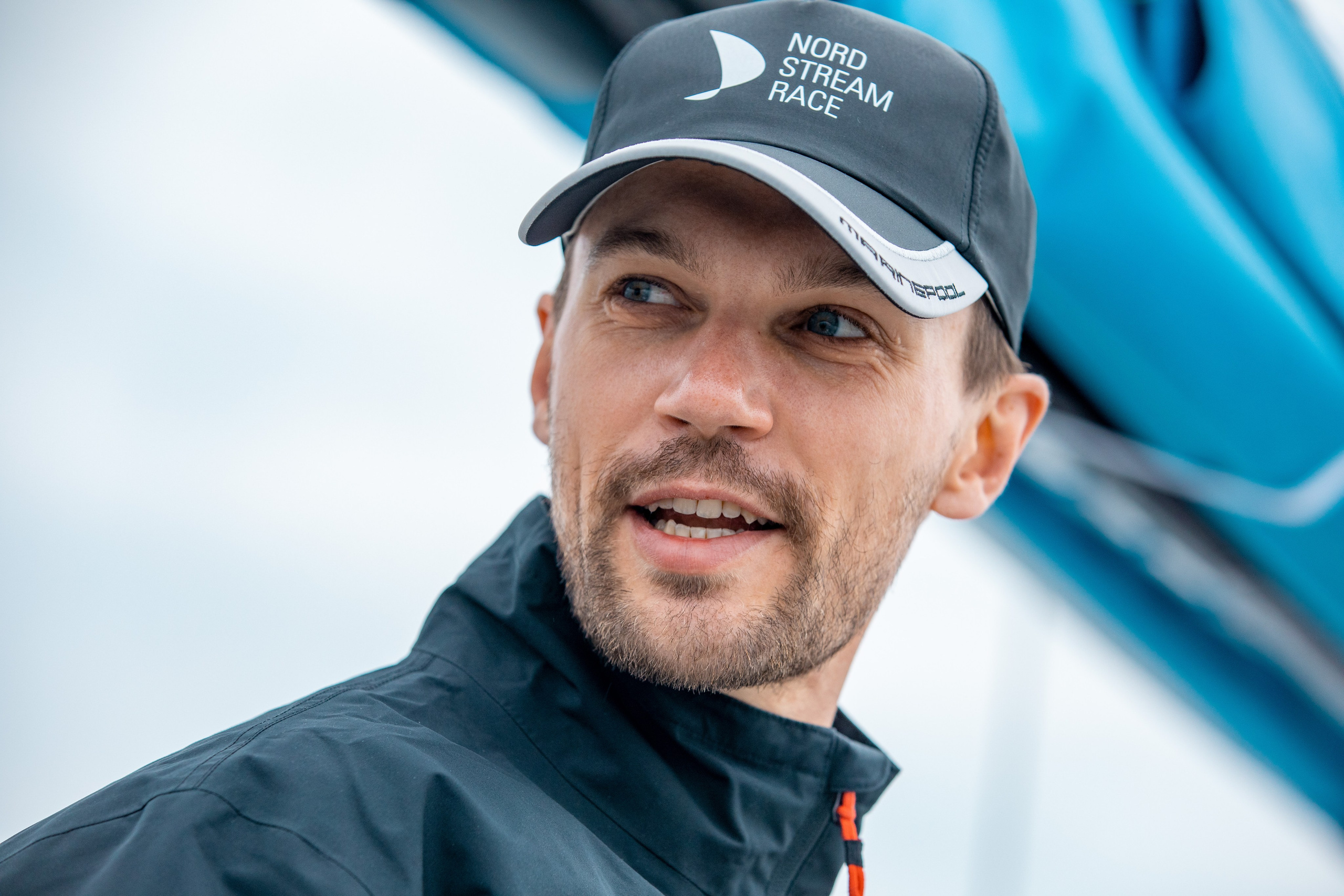 Немецкий яхтсмен на борту яхты. Крупноплановый портрет, репортаж.