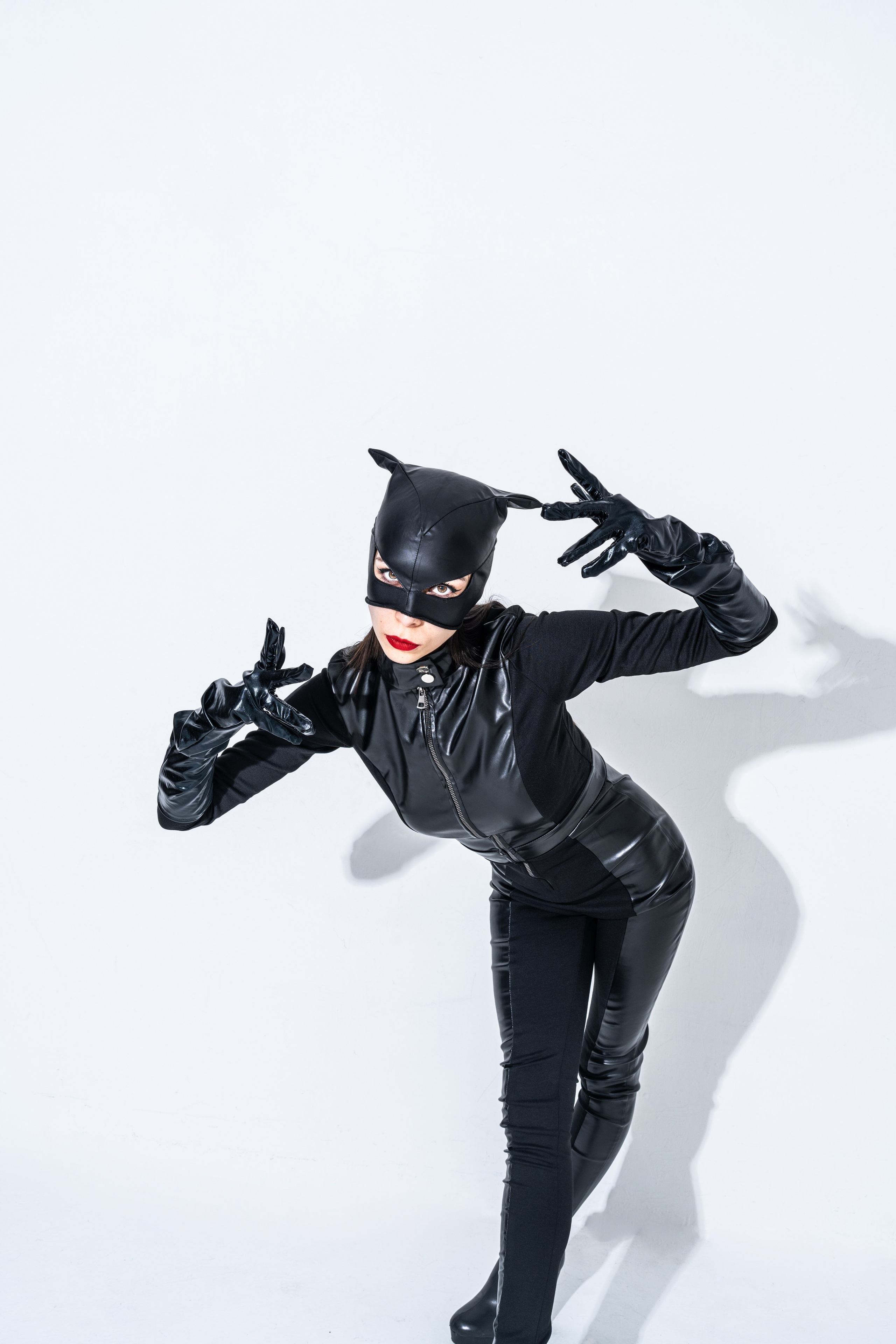 Женщина кошка. Модель Камилла white background. Свадебный и индивидуальный фотограф Аля Мамакова