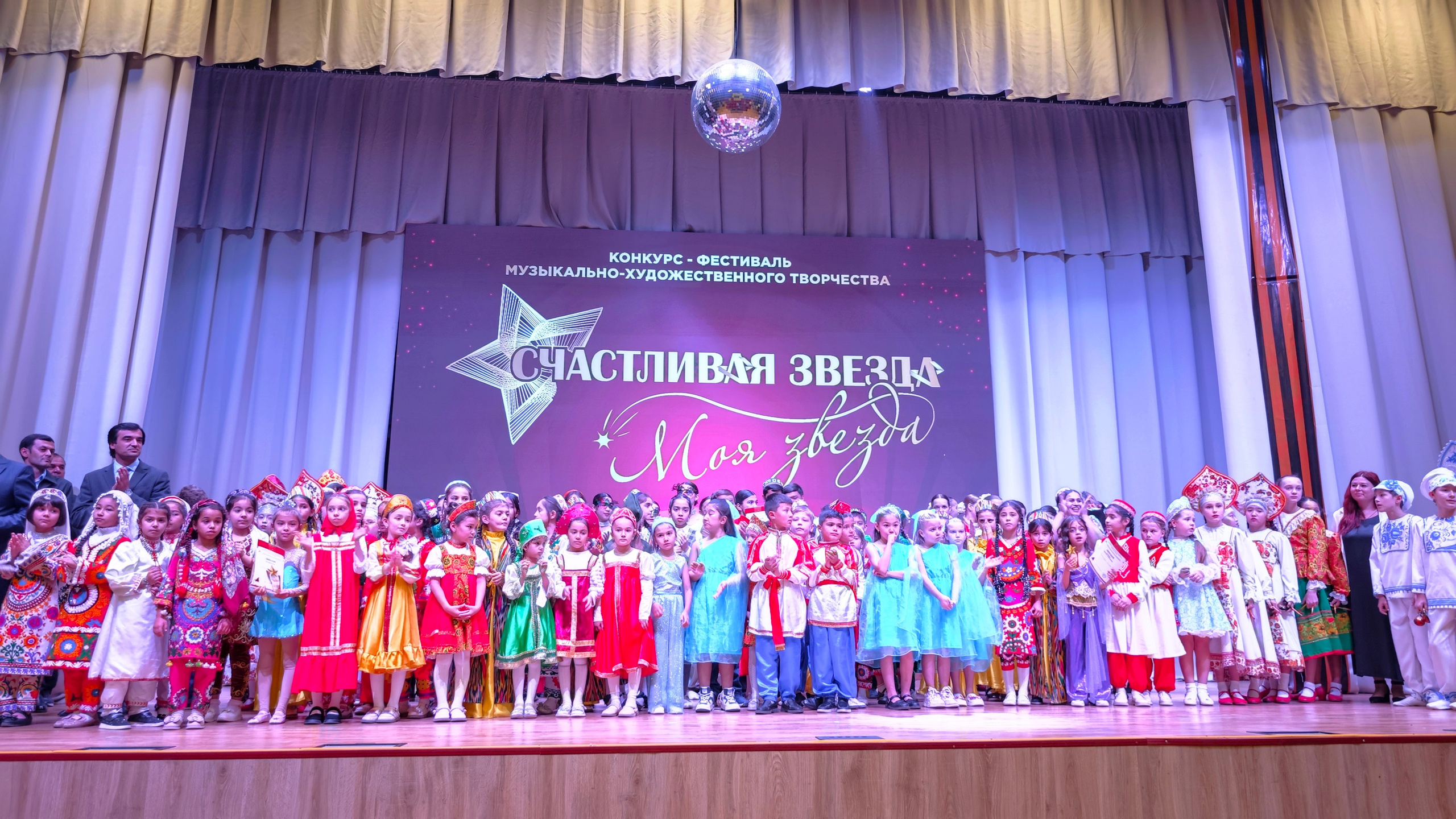 1 ноября 2025 г, г. Бохтар, Таджикистан. Золотое яблочко