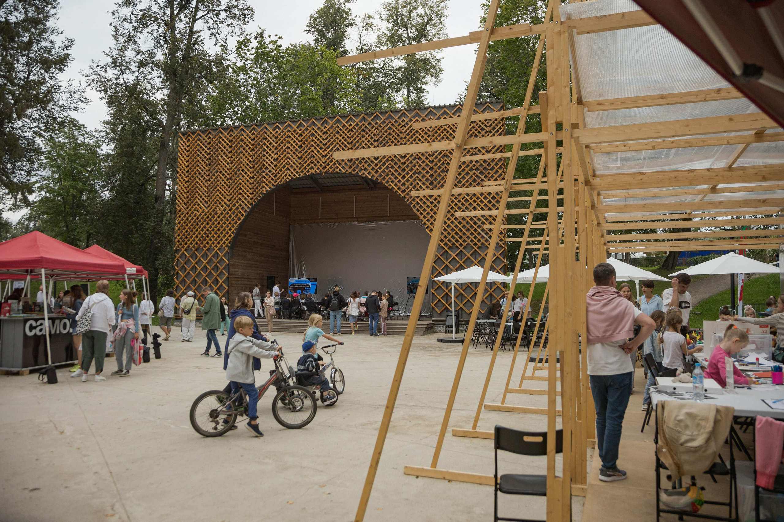 Книжный фестиваль «Смены» в Выксе 2024. Фотограф городских и семейных событий Артем Карпухин