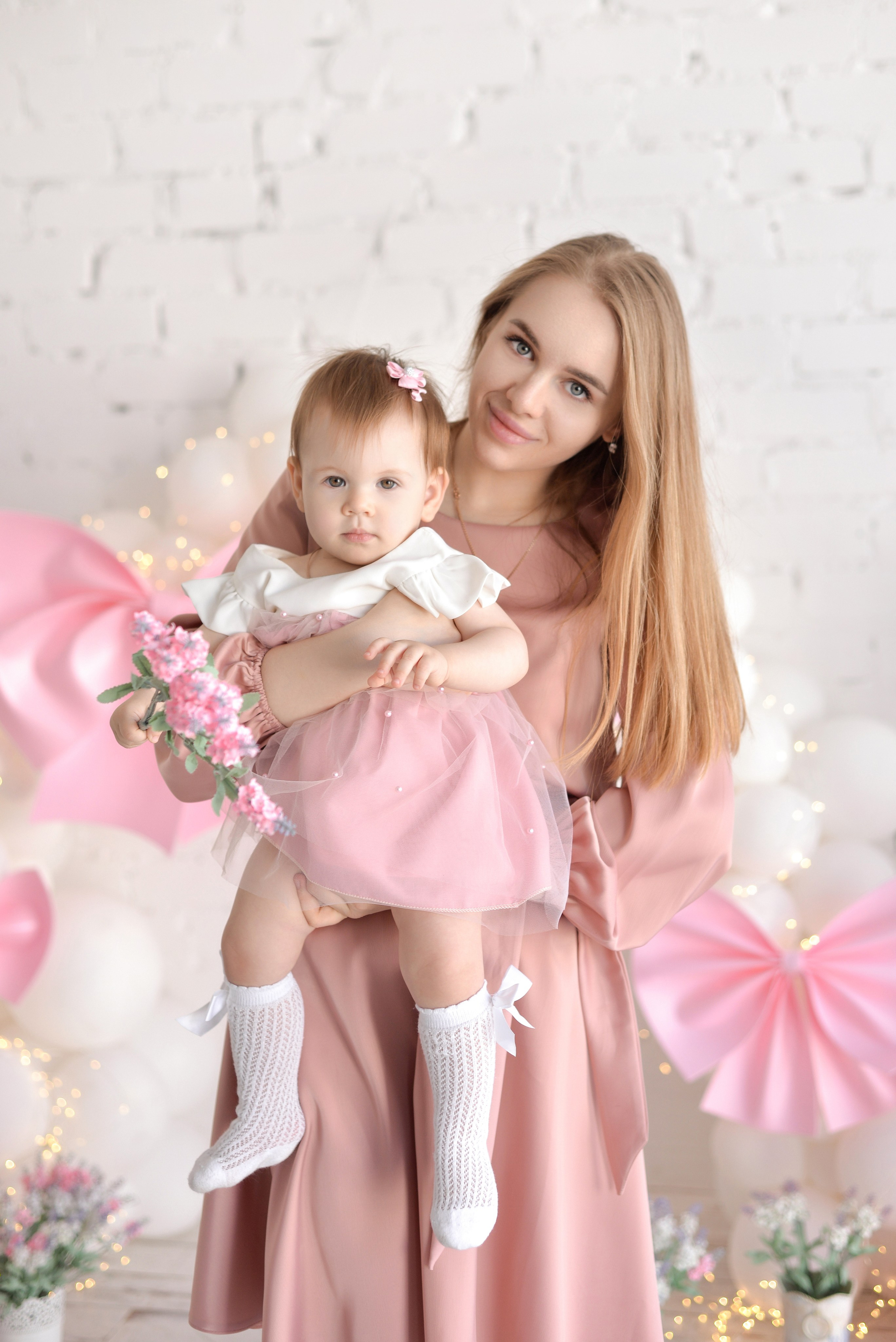 Ариана 1 годик с розовыми бантиками (Рита и Игорь родители). Семейный и свадебный фотограф Галина Абакумова, фотосессии в Белгороде