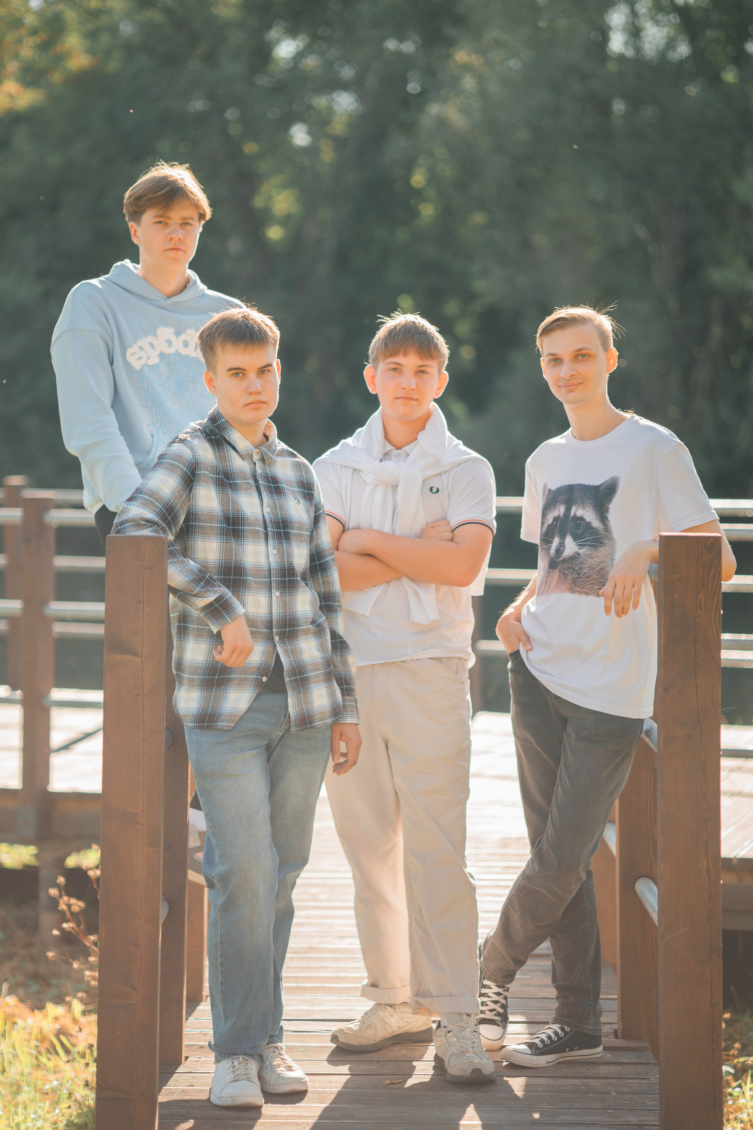 Прогулочная фотосессия на выпускной альбом с 11 классом в Серпухове. Выпускные альбомы в Серпухове