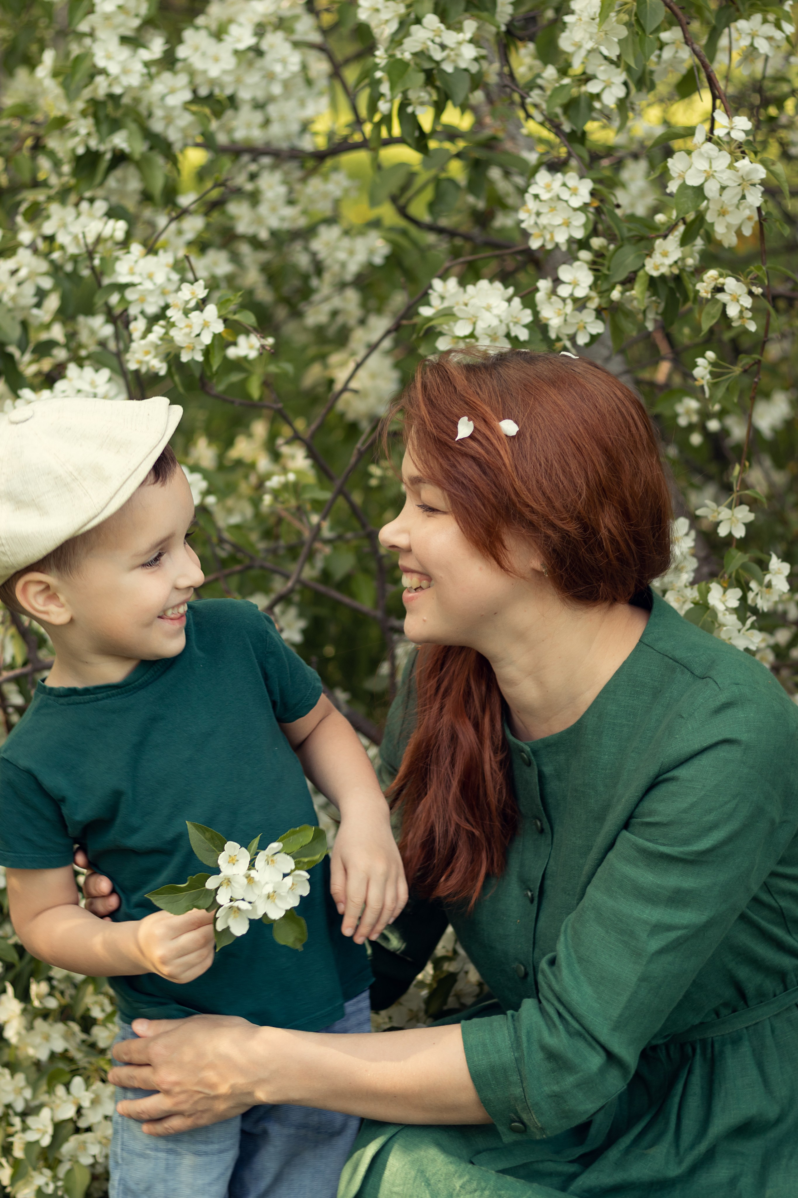 Цветущая майская семья