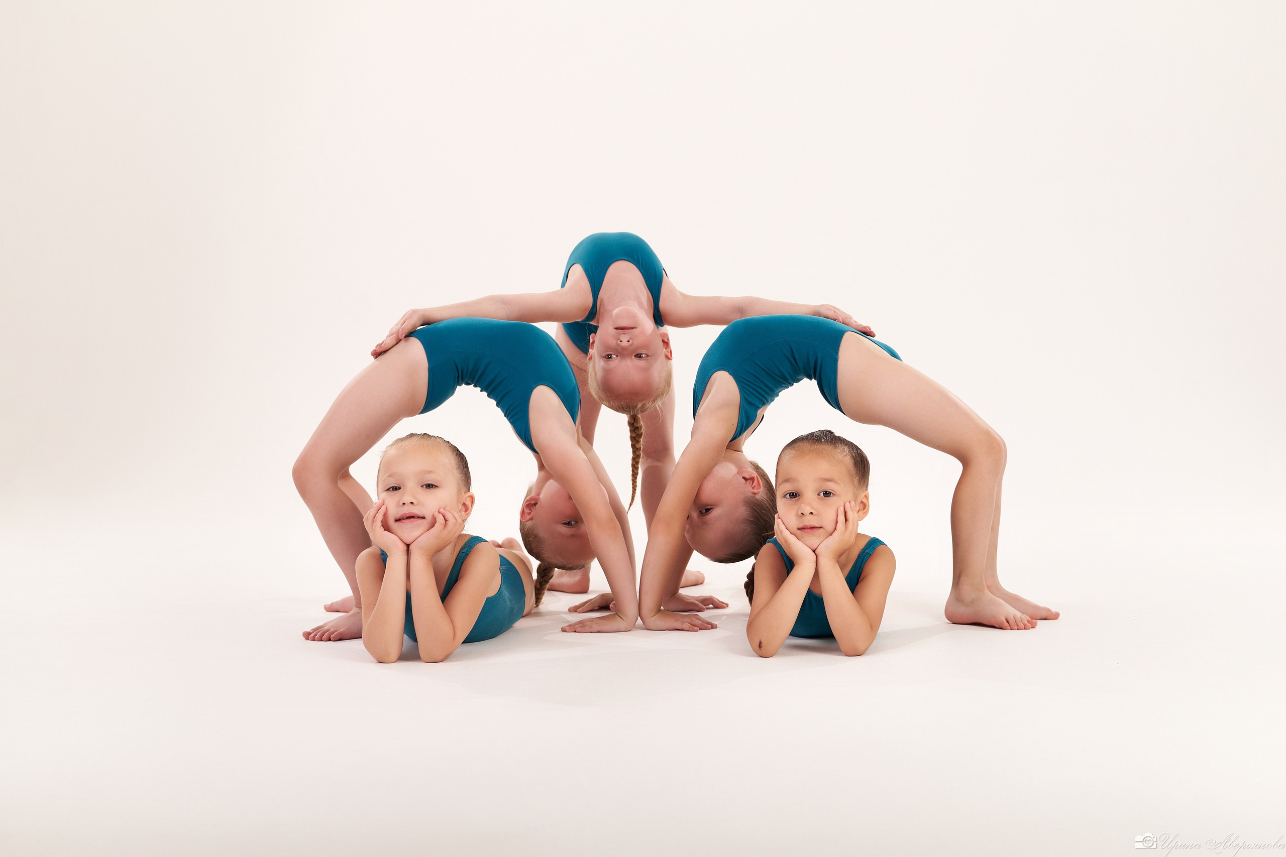 студийная фотосессия группы гимнасток