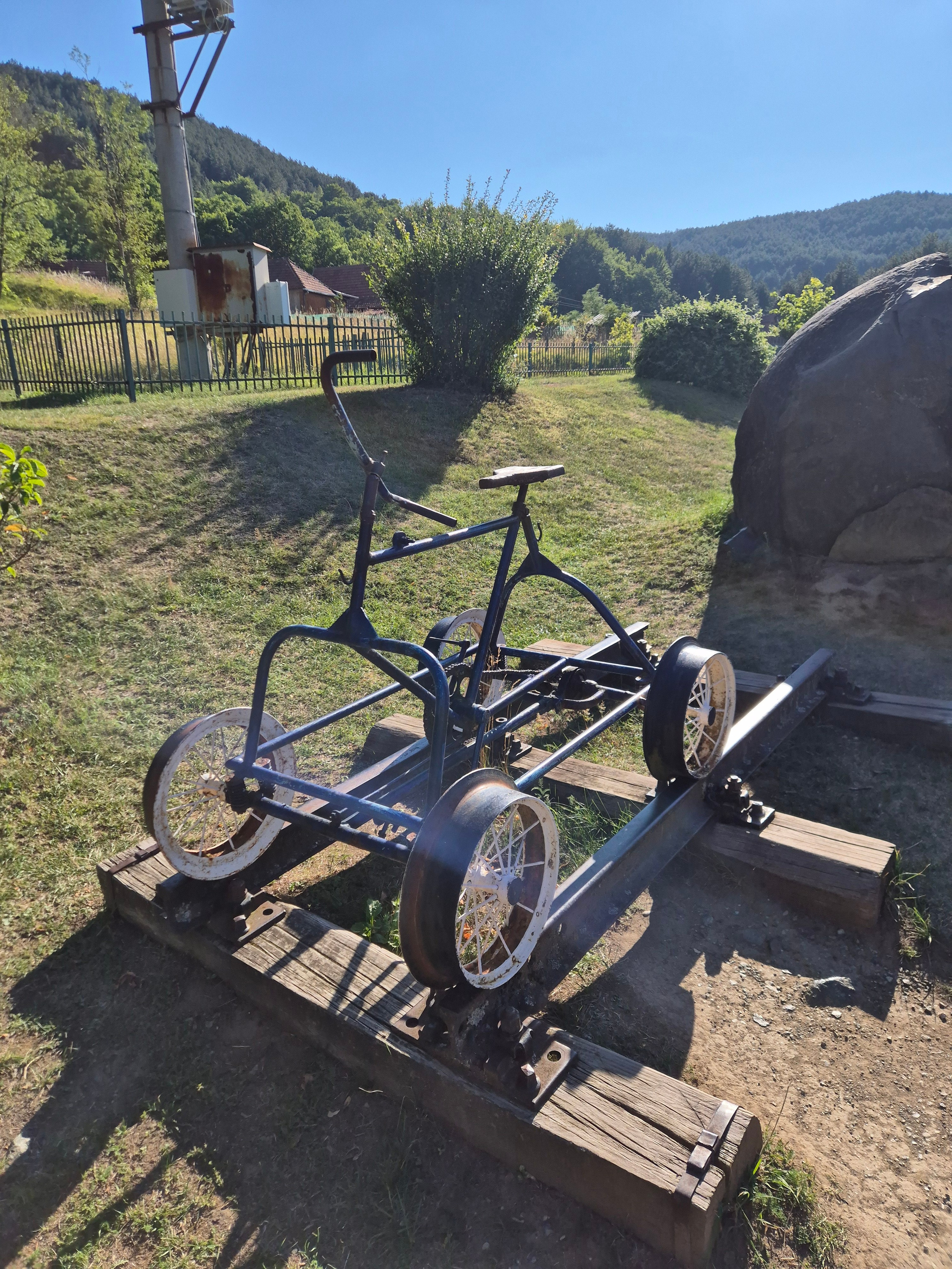 В одну сторону поезд следует без остановок, а обратно - на каждом полустанке дают возможность погулять, поснимать