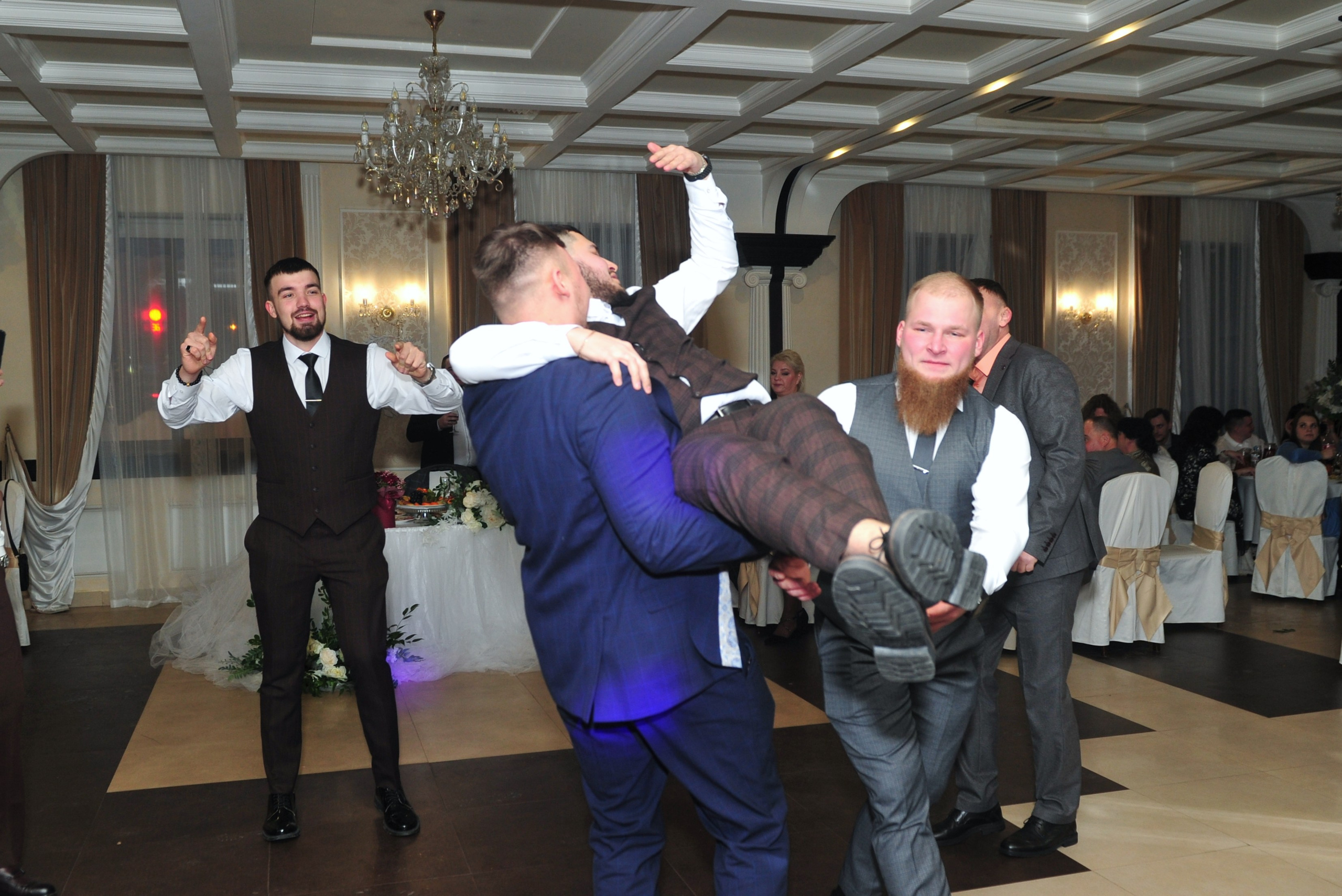 Танец друзей жениха на свадебном банкете в ресторане