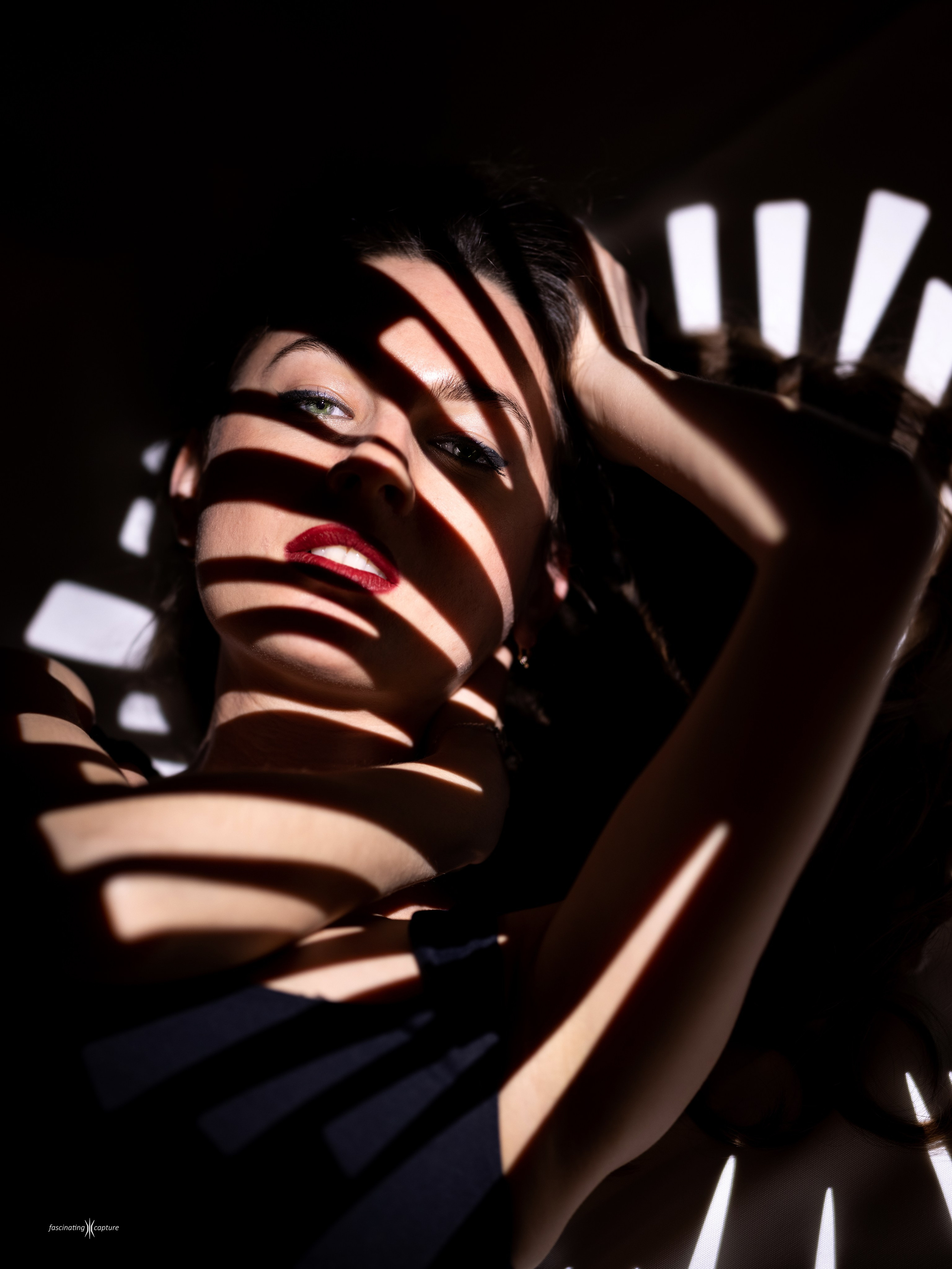 {удожественный портрет девушки с жёсткими тенями и световыми полосами на лице и теле, студийная съёмка с гобо-маской, Гельмут Ньютон