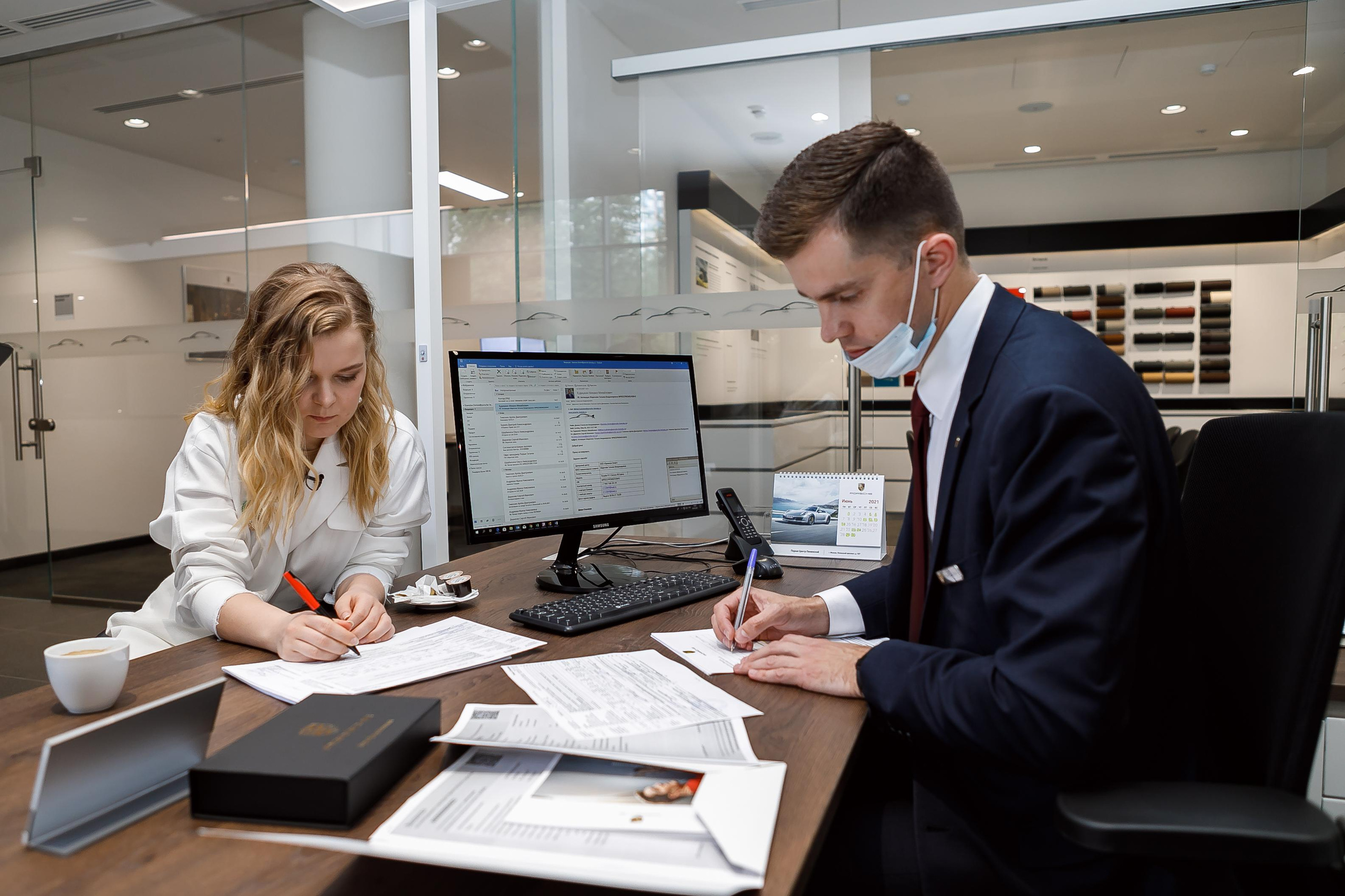 Выдача машины в автосалоне Porche. Фотограф в Москве Дмитрий Жарков