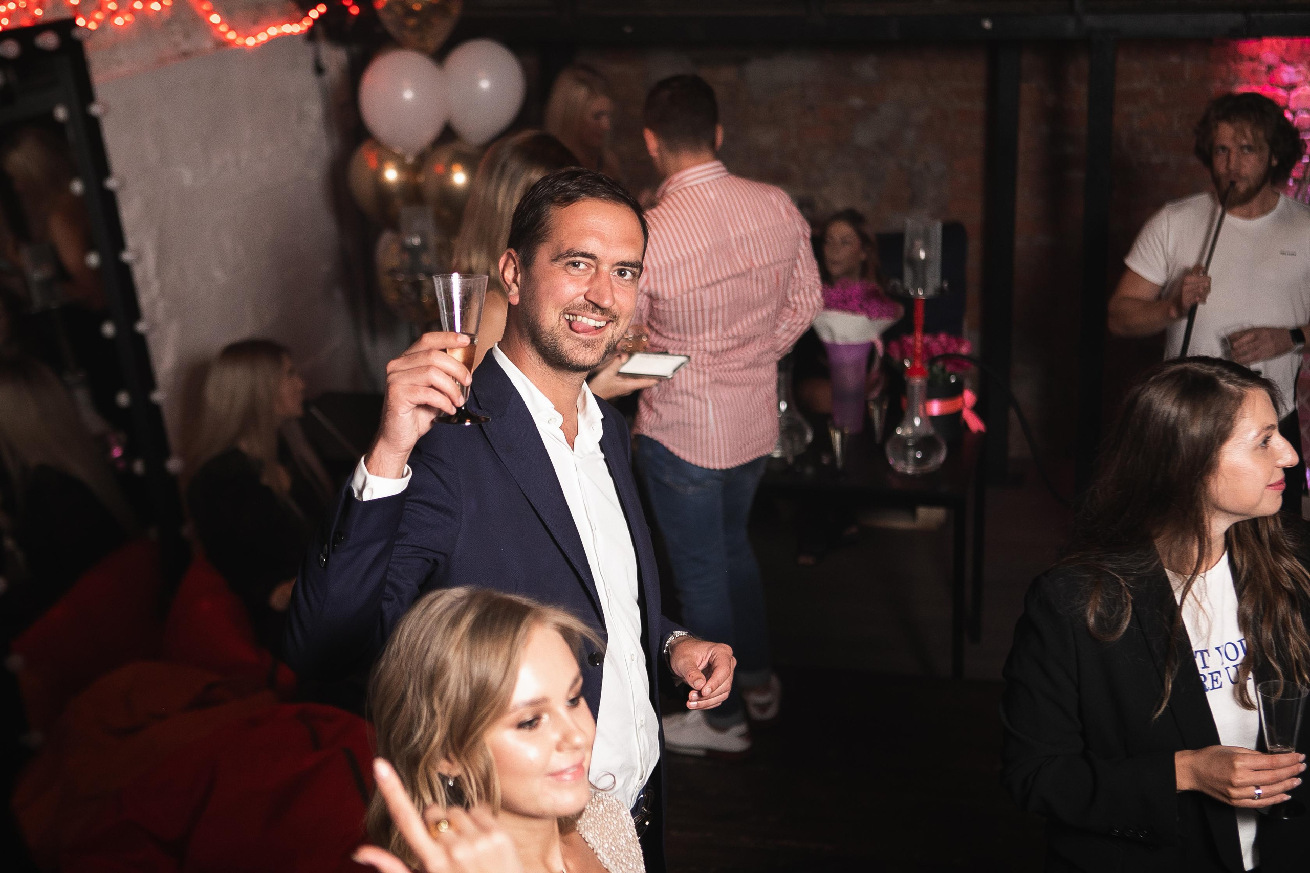 Съёмка дня рождения в тёмном лофте. Фотограф в Москве Дмитрий Жарков