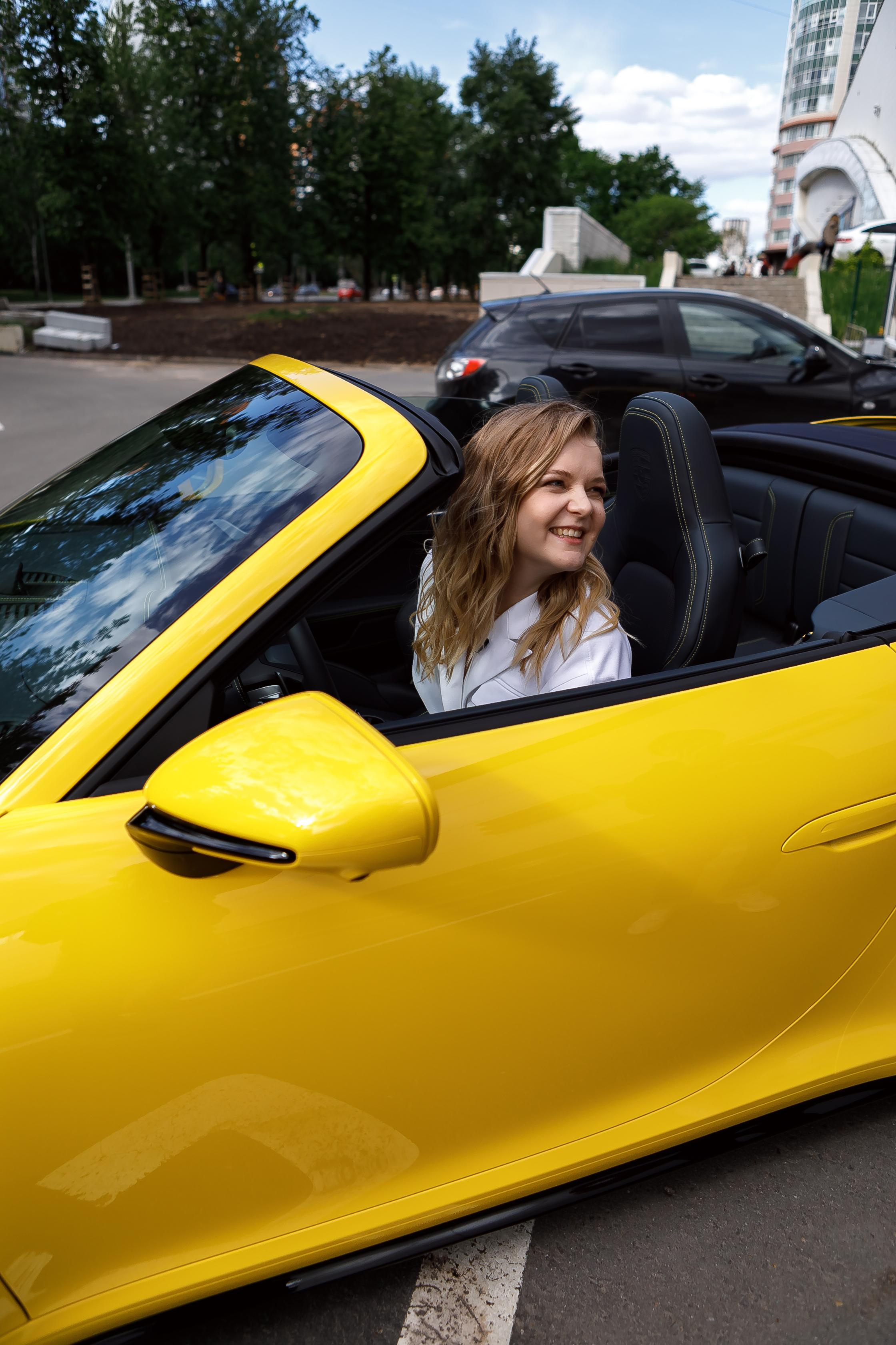 Выдача машины в автосалоне Porche. Фотограф в Москве Дмитрий Жарков