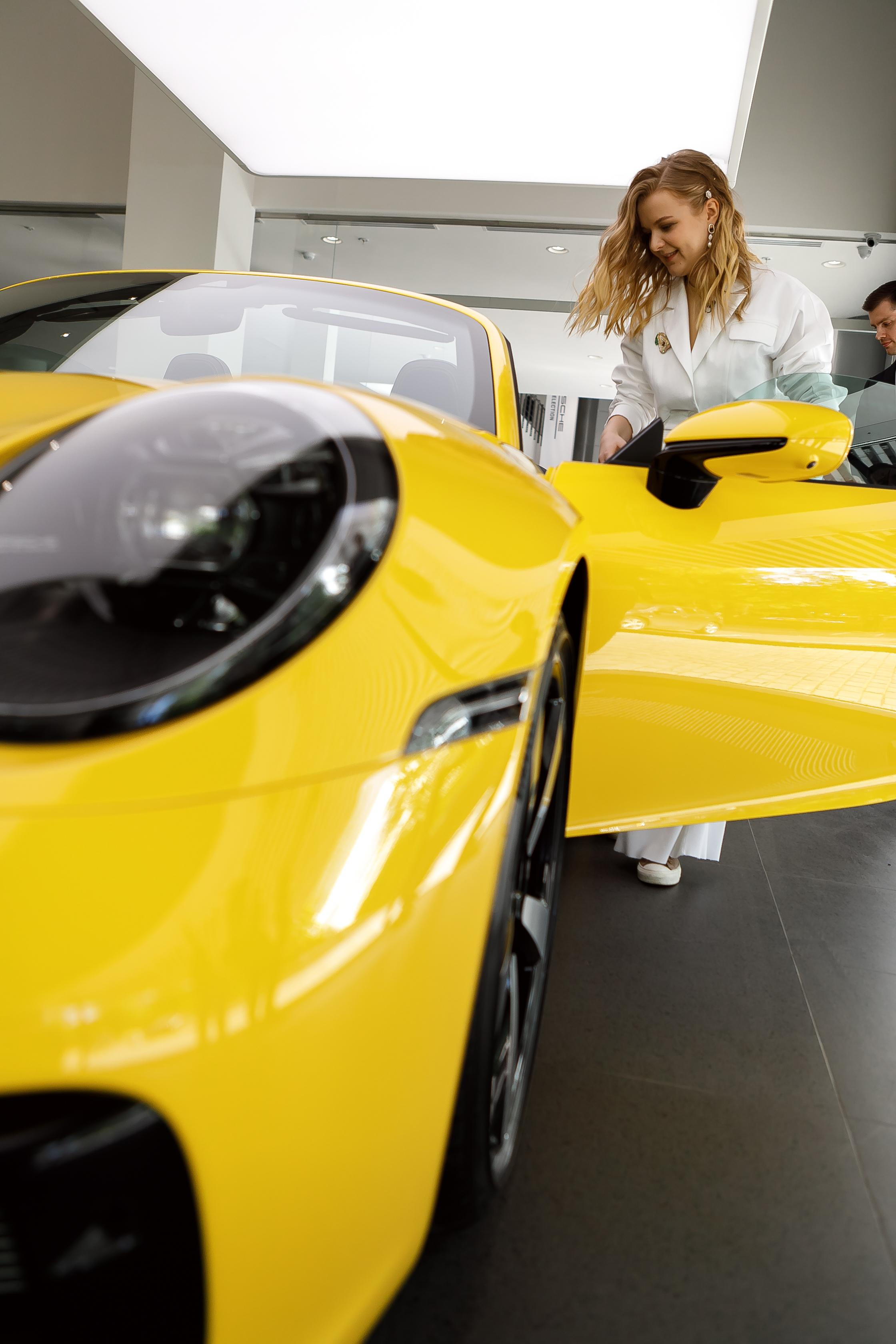 Выдача машины в автосалоне Porche. Фотограф в Москве Дмитрий Жарков