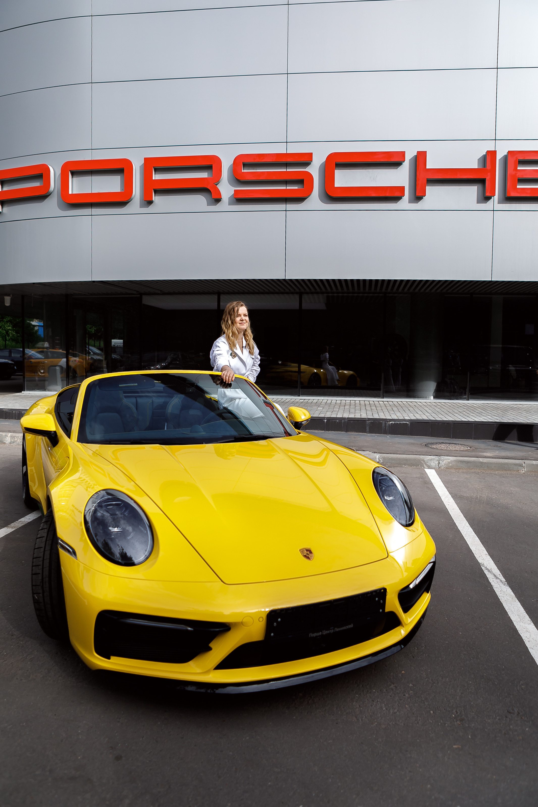 Выдача машины в автосалоне Porche. Фотограф в Москве Дмитрий Жарков