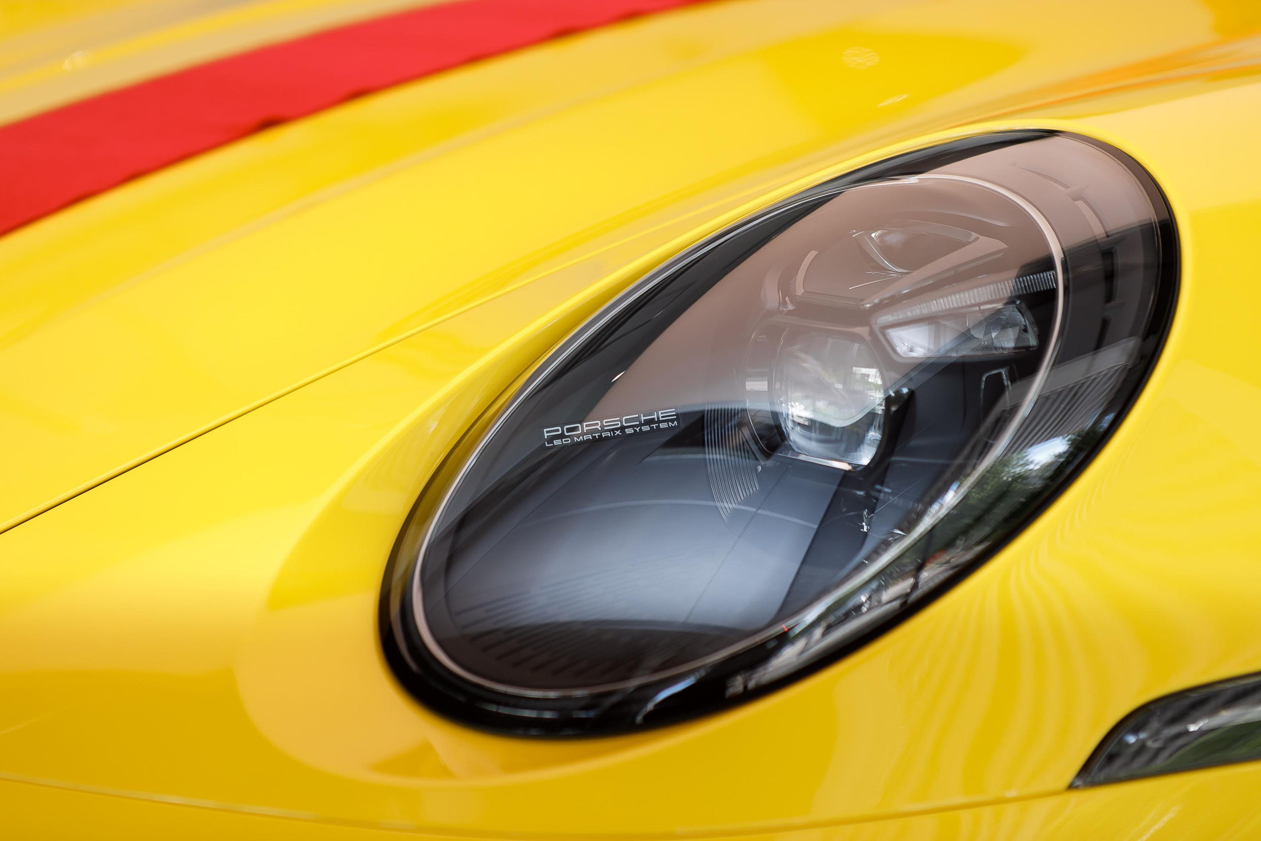 Выдача машины в автосалоне Porche. Фотограф в Москве Дмитрий Жарков