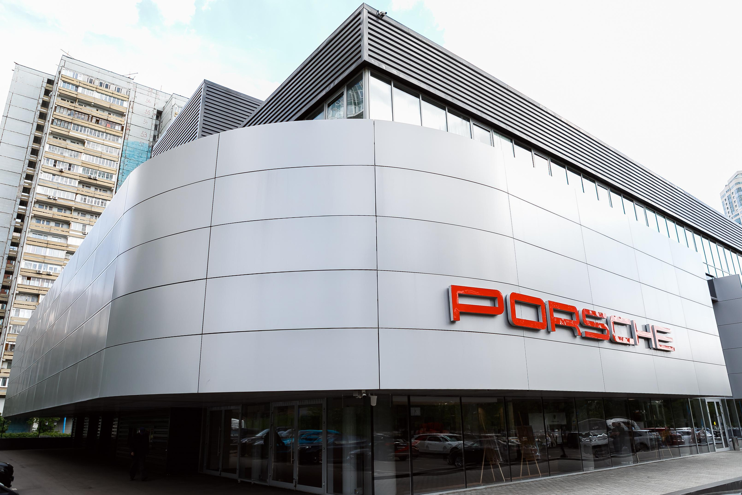 Выдача машины в автосалоне Porche. Фотограф в Москве Дмитрий Жарков