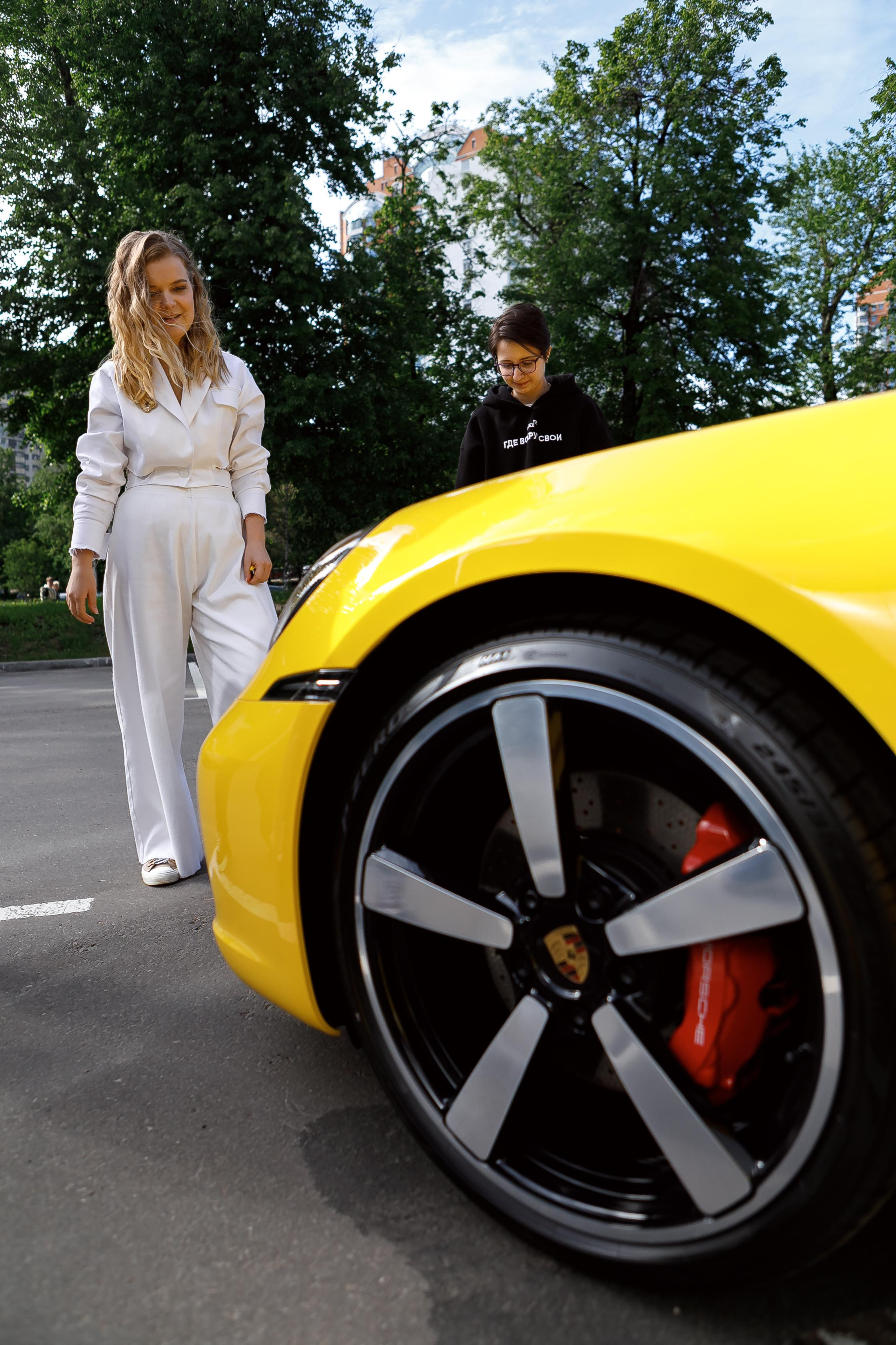 Выдача машины в автосалоне Porche. Фотограф в Москве Дмитрий Жарков