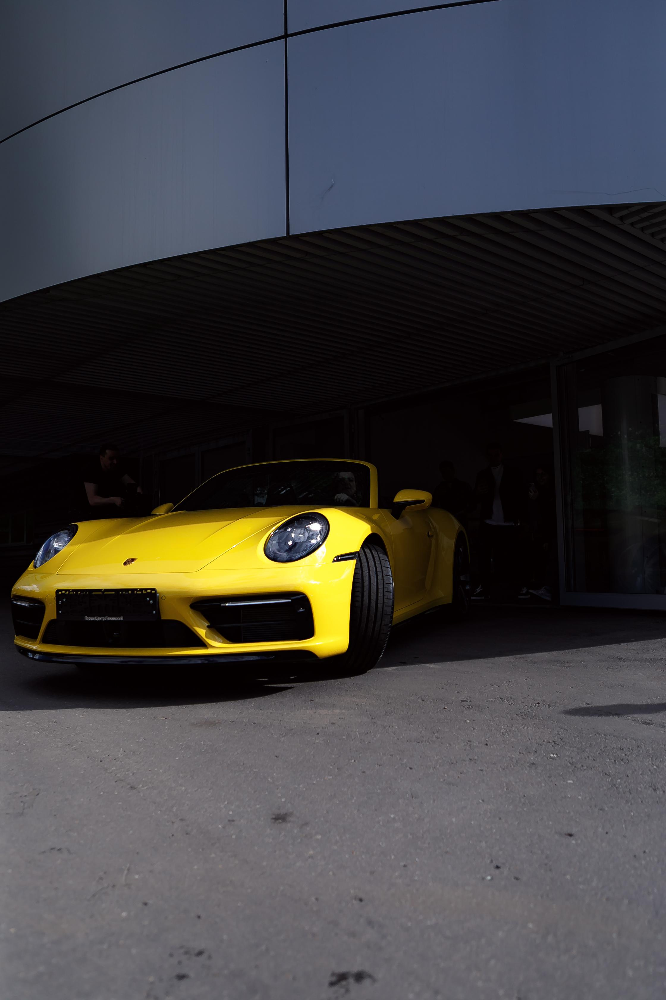 Выдача машины в автосалоне Porche. Фотограф в Москве Дмитрий Жарков