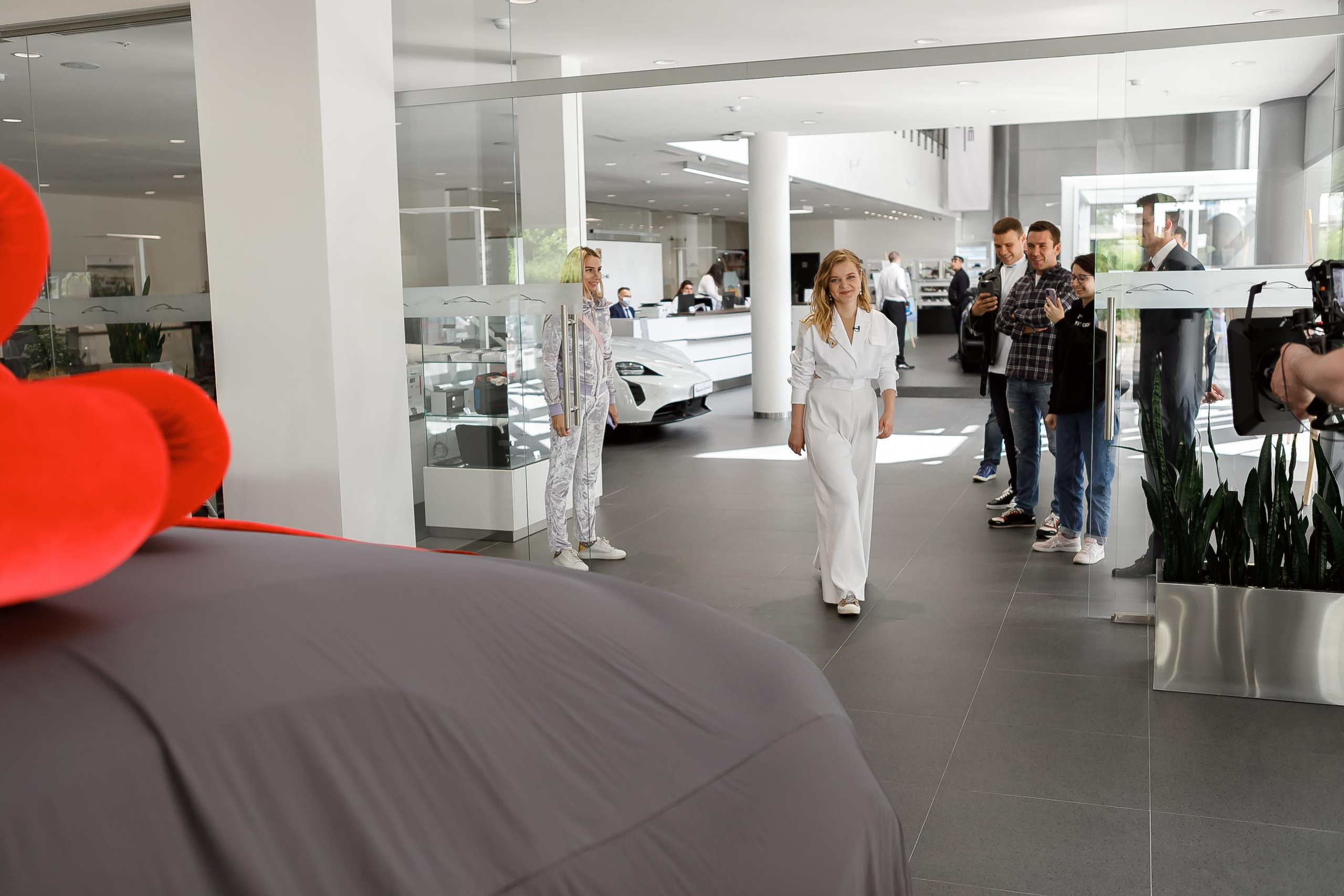 Выдача машины в автосалоне Porche. Фотограф в Москве Дмитрий Жарков