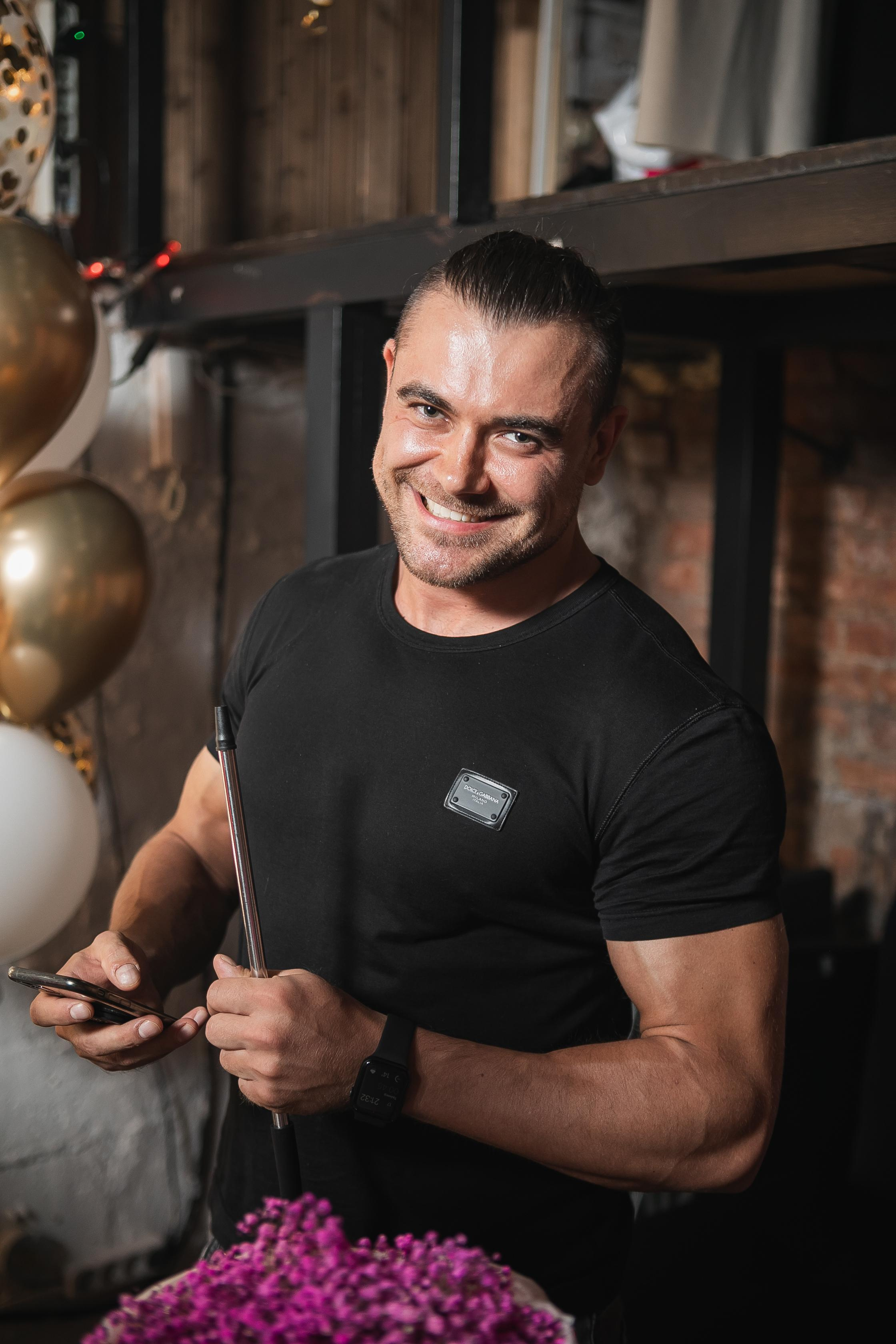 Съёмка дня рождения в тёмном лофте. Фотограф в Москве Дмитрий Жарков