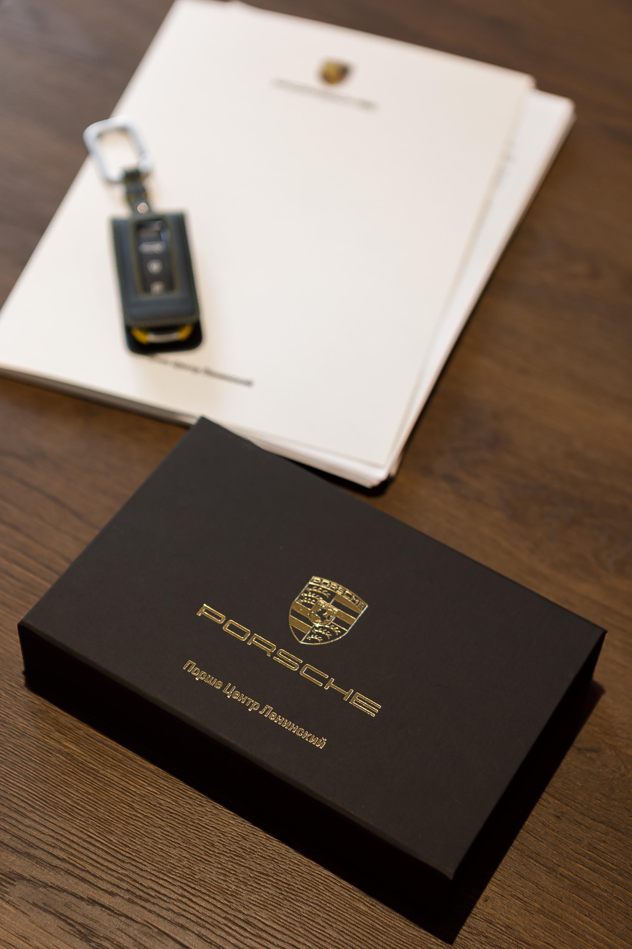 Выдача машины в автосалоне Porche. Фотограф в Москве Дмитрий Жарков