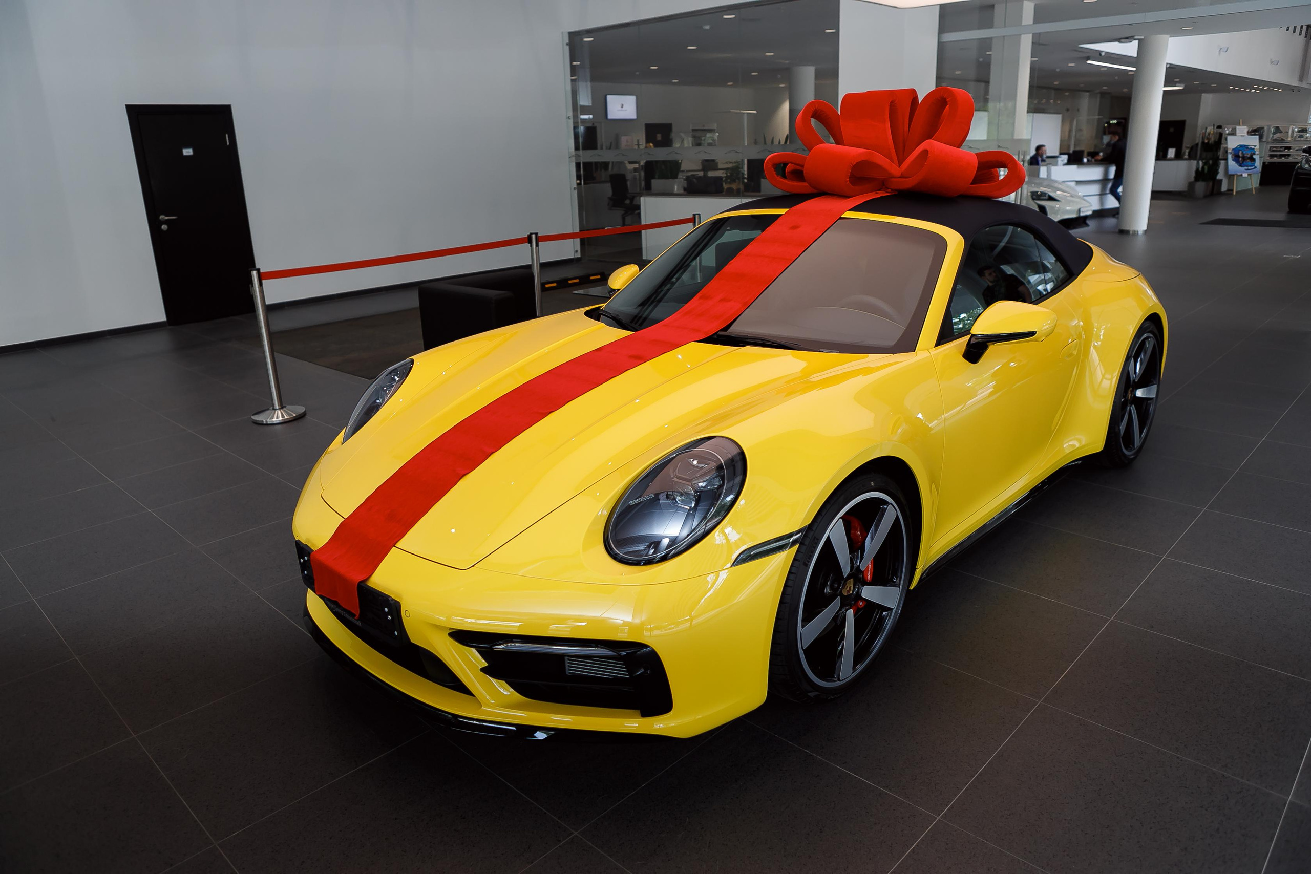 Выдача машины в автосалоне Porche. Фотограф в Москве Дмитрий Жарков