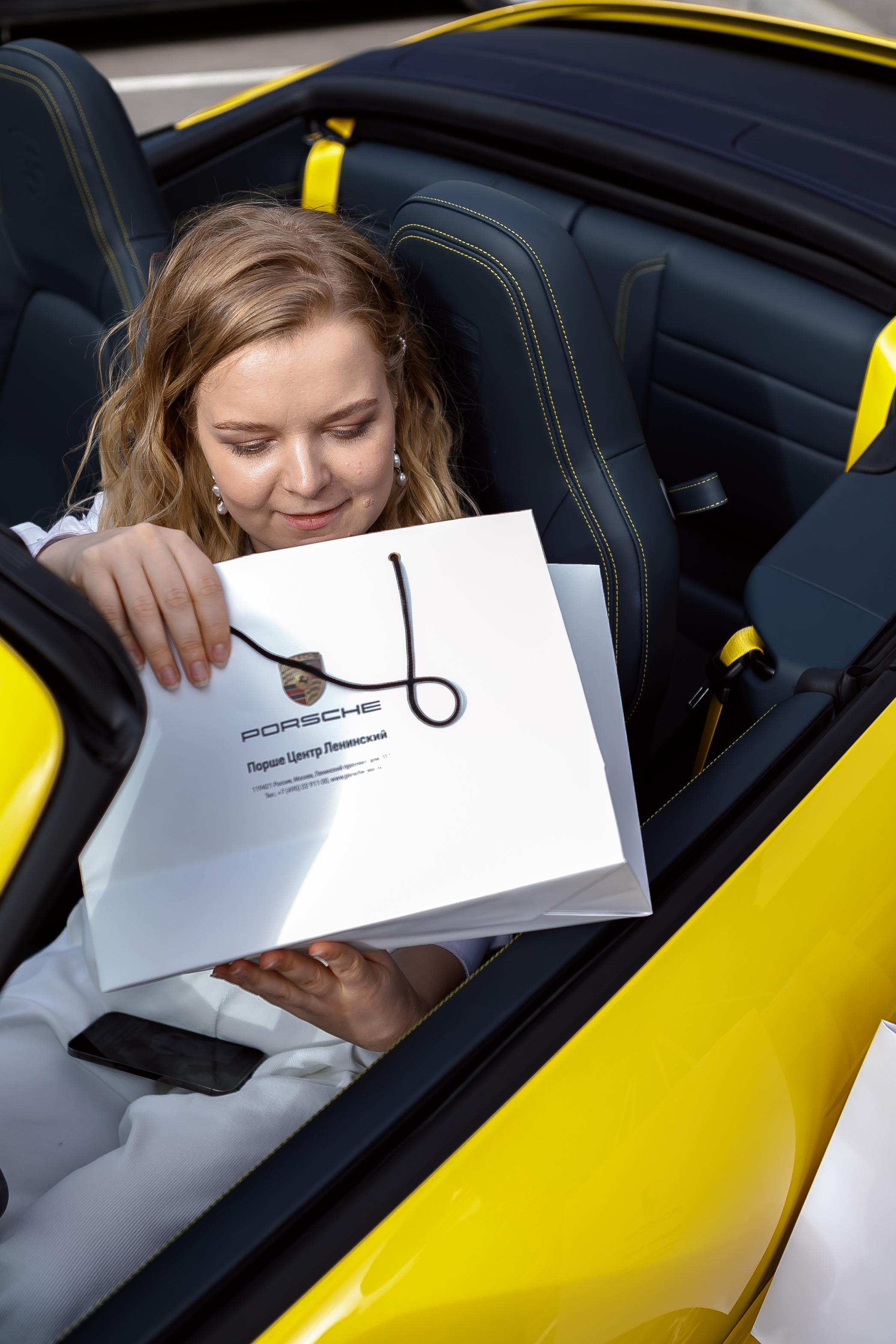 Выдача машины в автосалоне Porche. Фотограф в Москве Дмитрий Жарков