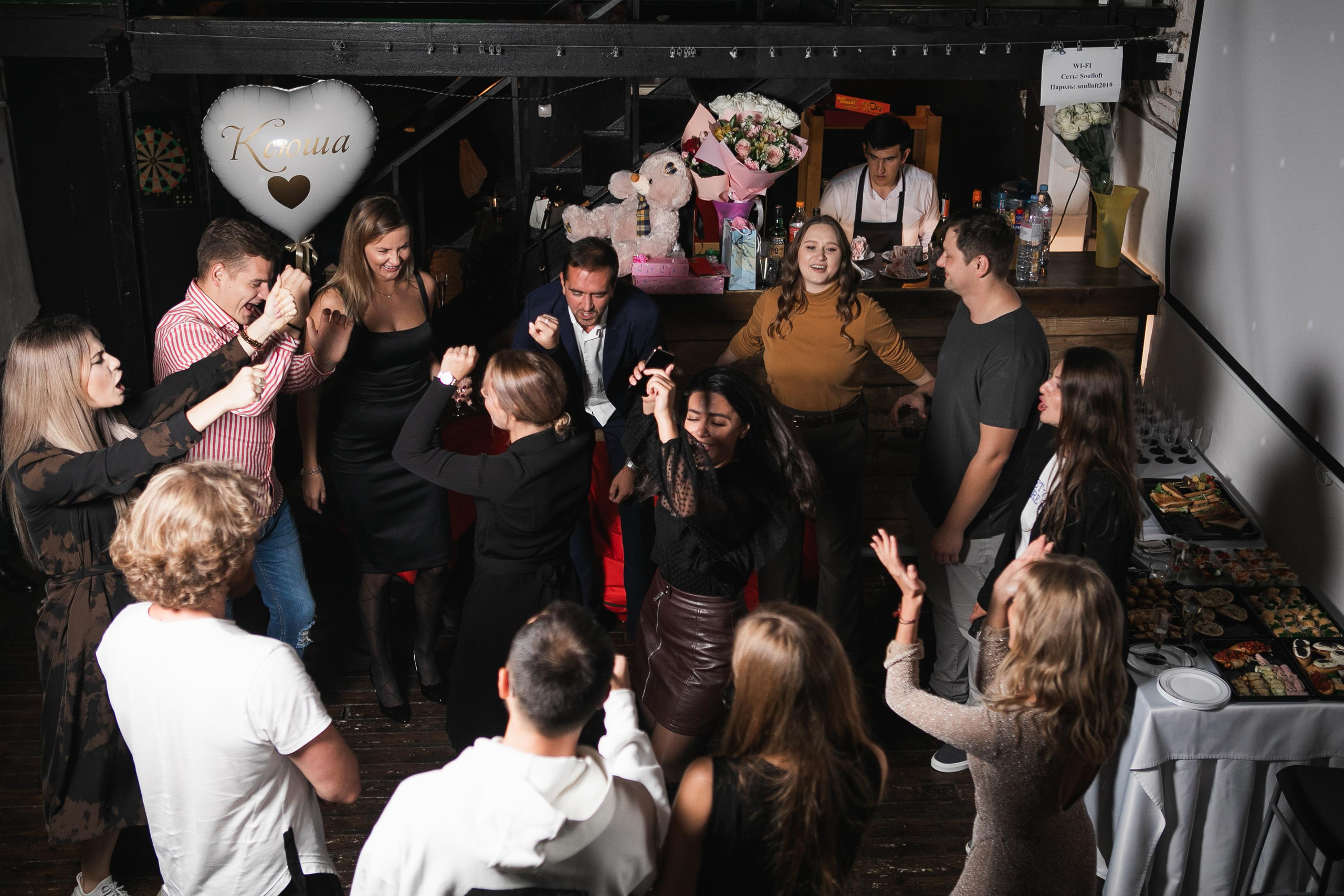 Съёмка дня рождения в тёмном лофте. Фотограф в Москве Дмитрий Жарков