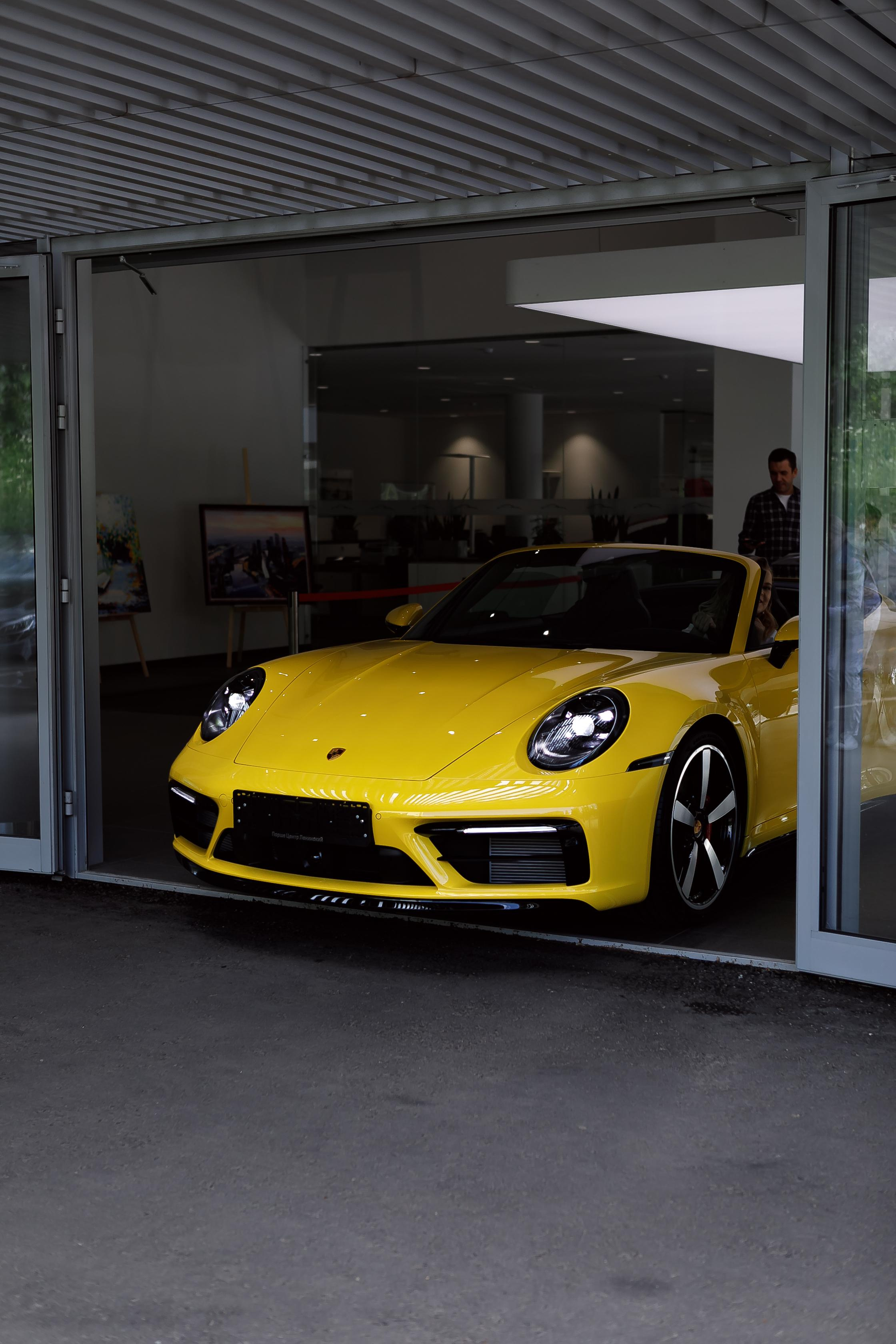 Выдача машины в автосалоне Porche. Фотограф в Москве Дмитрий Жарков