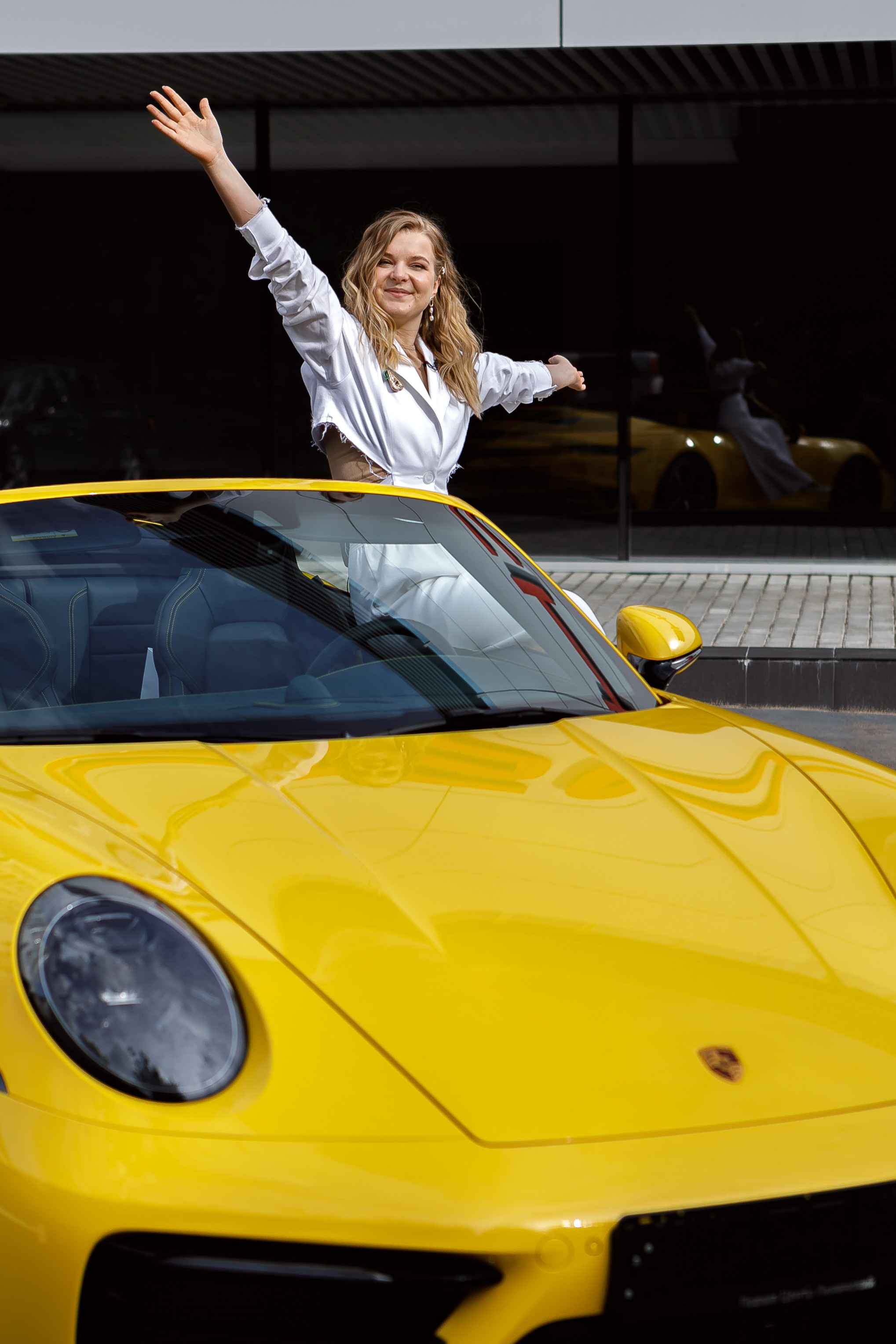 Выдача машины в автосалоне Porche. Фотограф в Москве Дмитрий Жарков