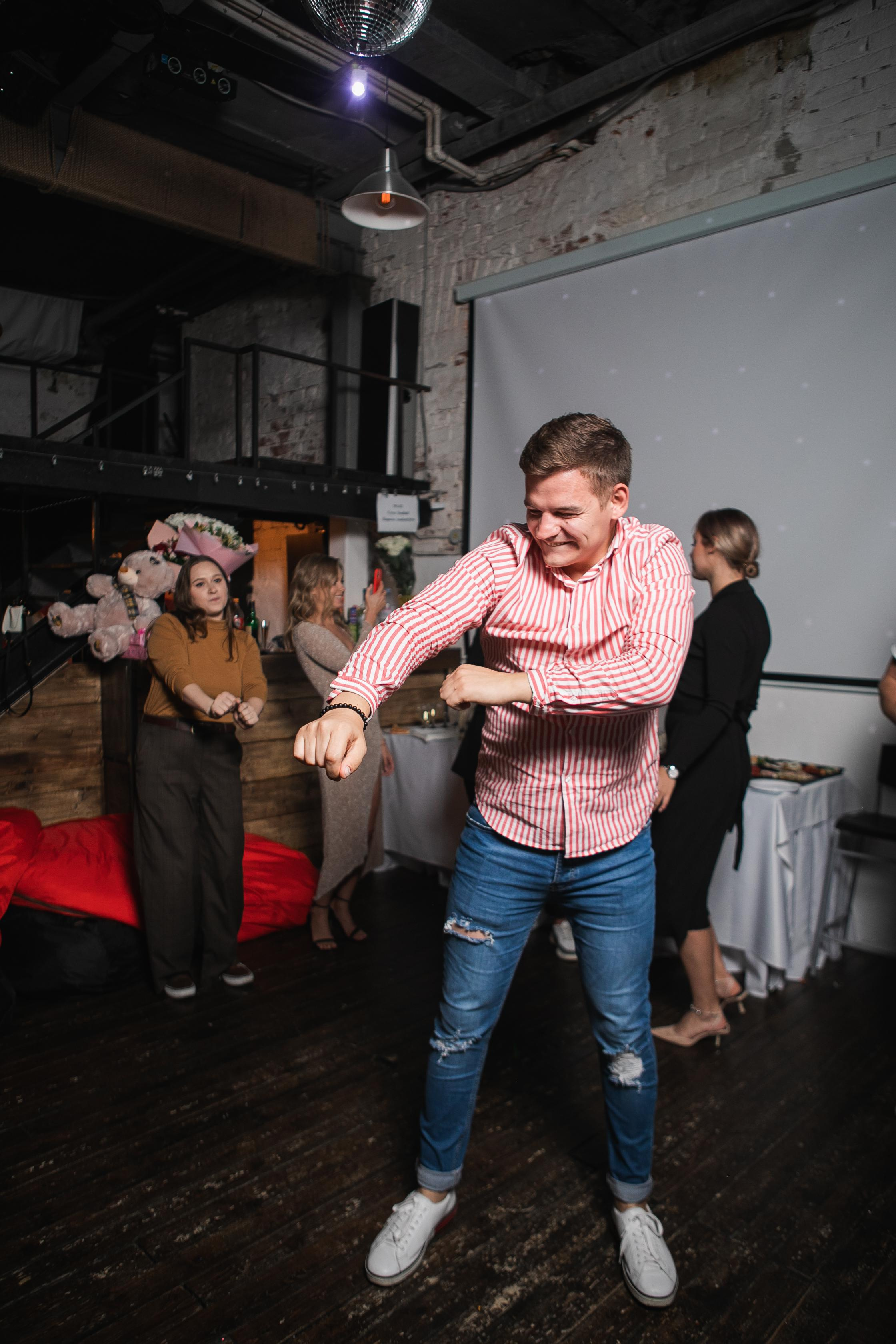 Съёмка дня рождения в тёмном лофте. Фотограф в Москве Дмитрий Жарков