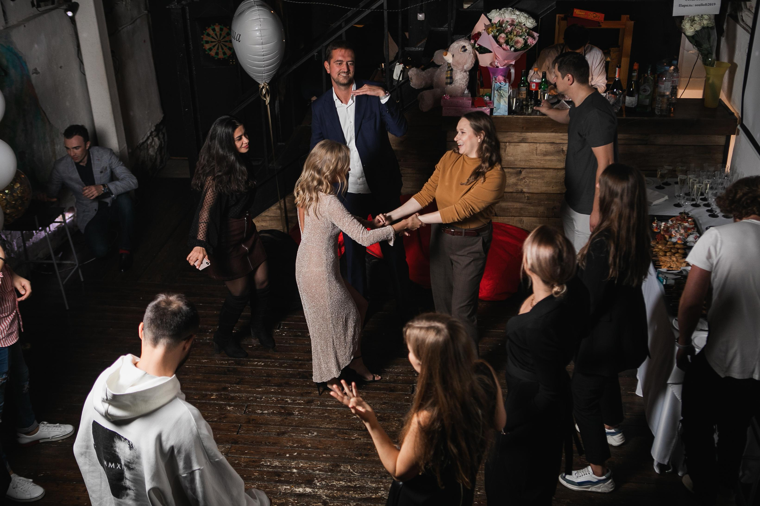 Съёмка дня рождения в тёмном лофте. Фотограф в Москве Дмитрий Жарков