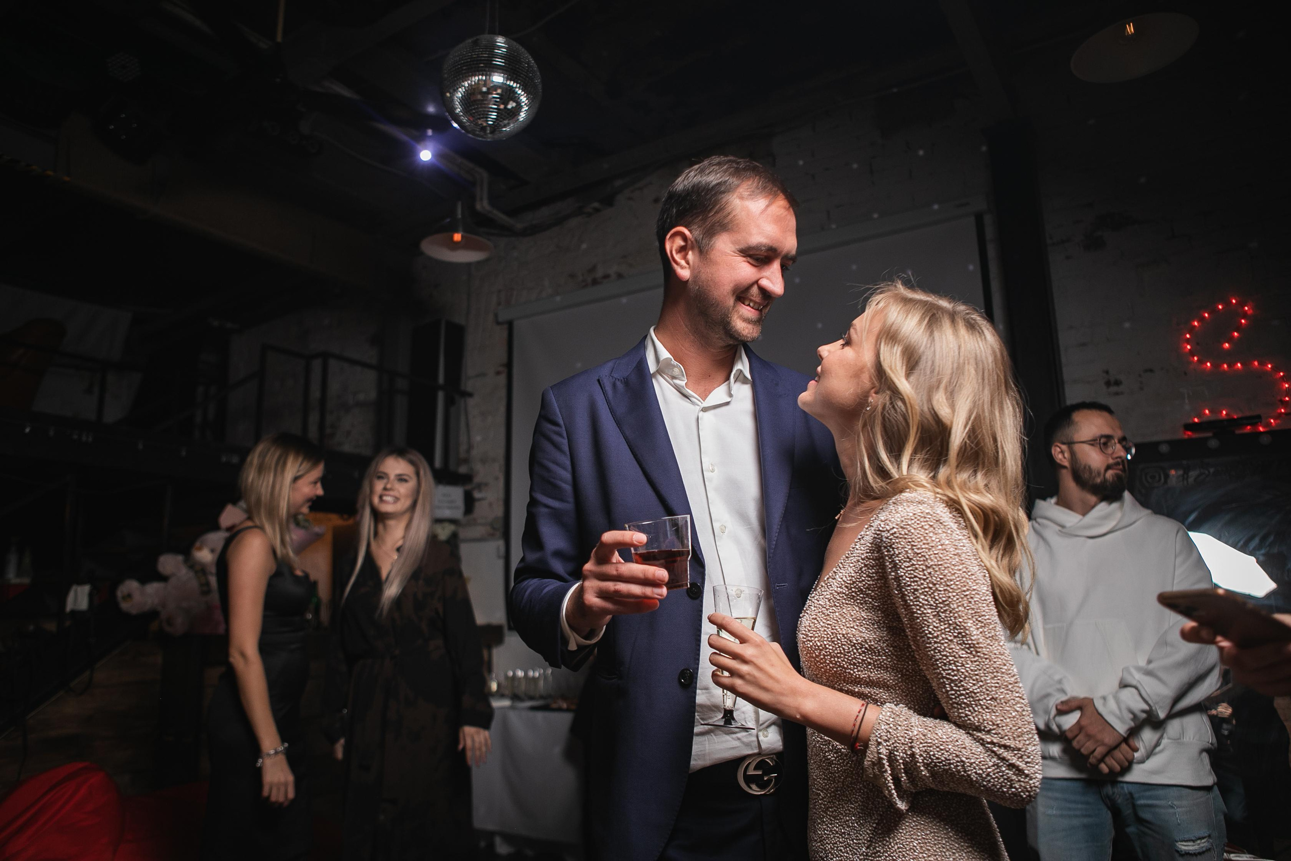 Съёмка дня рождения в тёмном лофте. Фотограф в Москве Дмитрий Жарков