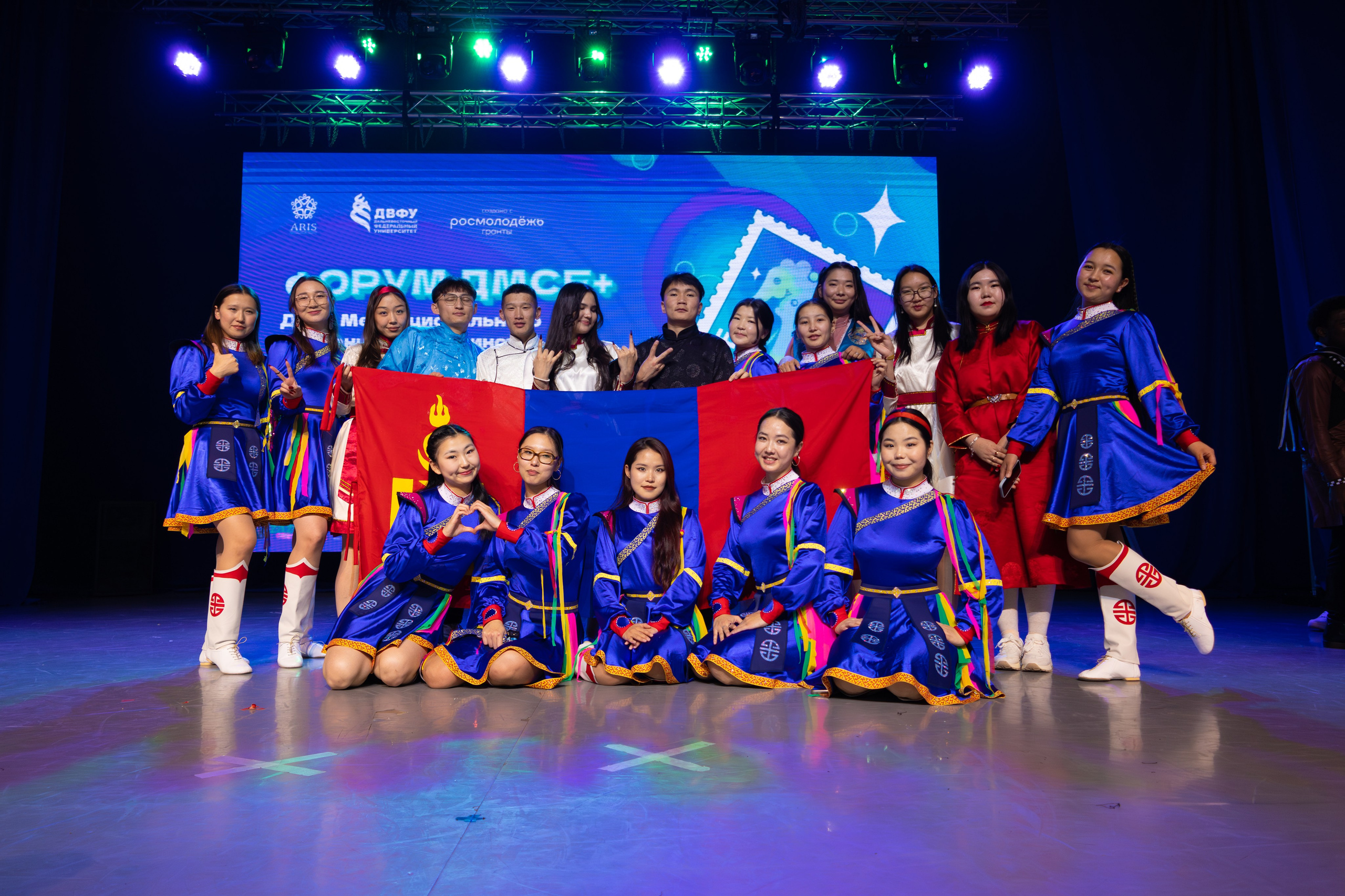 День международного студенческого единства в ДВФУ. Олег Катакинов| Репортажный фотограф в городе у моря (Владивосток)