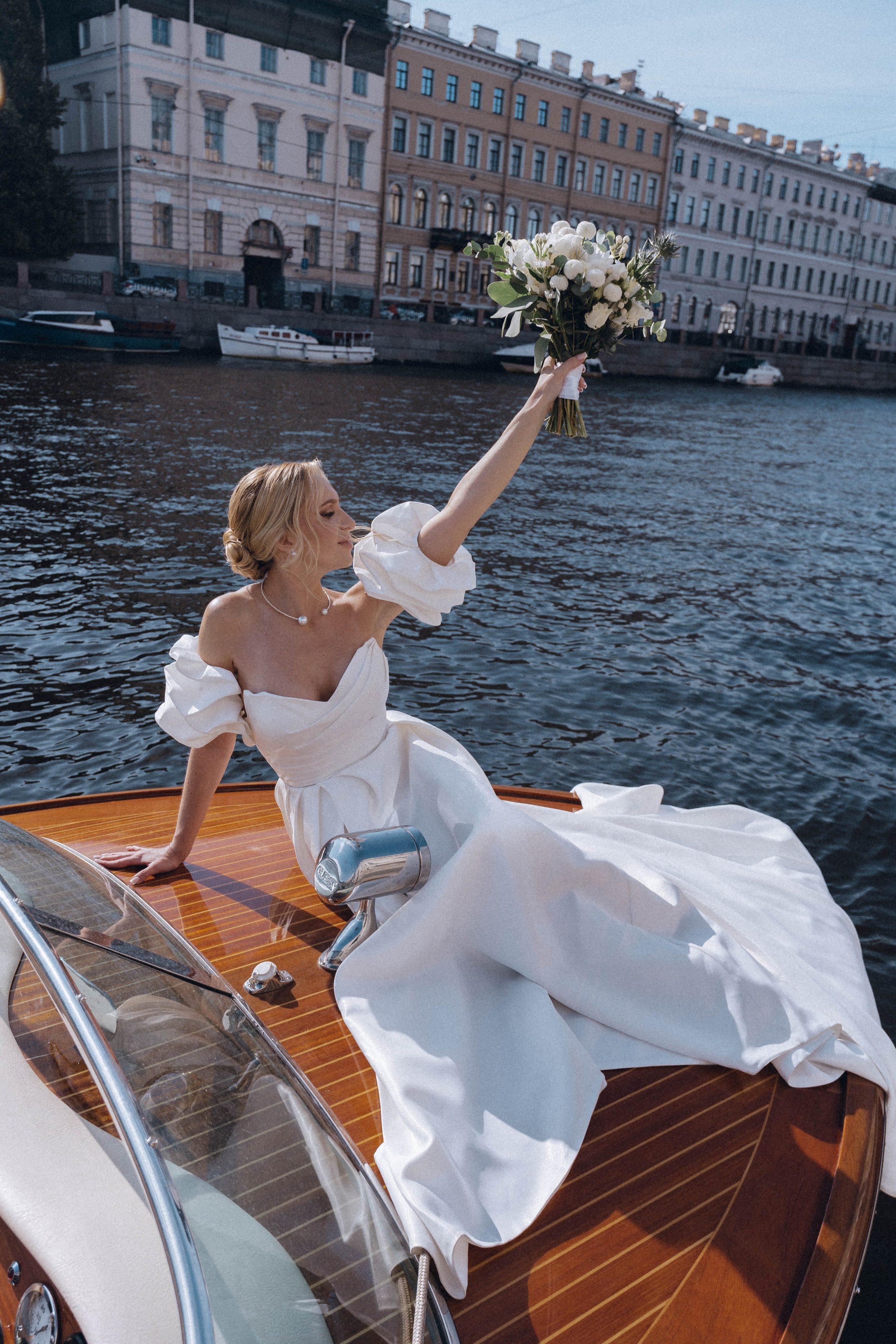 СВАДЕНБНАЯ СЬЕМКА НА КАТЕРЕ ПО КАНАЛАМ САНКТ-ПЕТЕРБУРГА И В АКВАТОРИИ НЕВЫ. Профессиональный фотограф, Санкт-Петербург — Виктория Богомолова